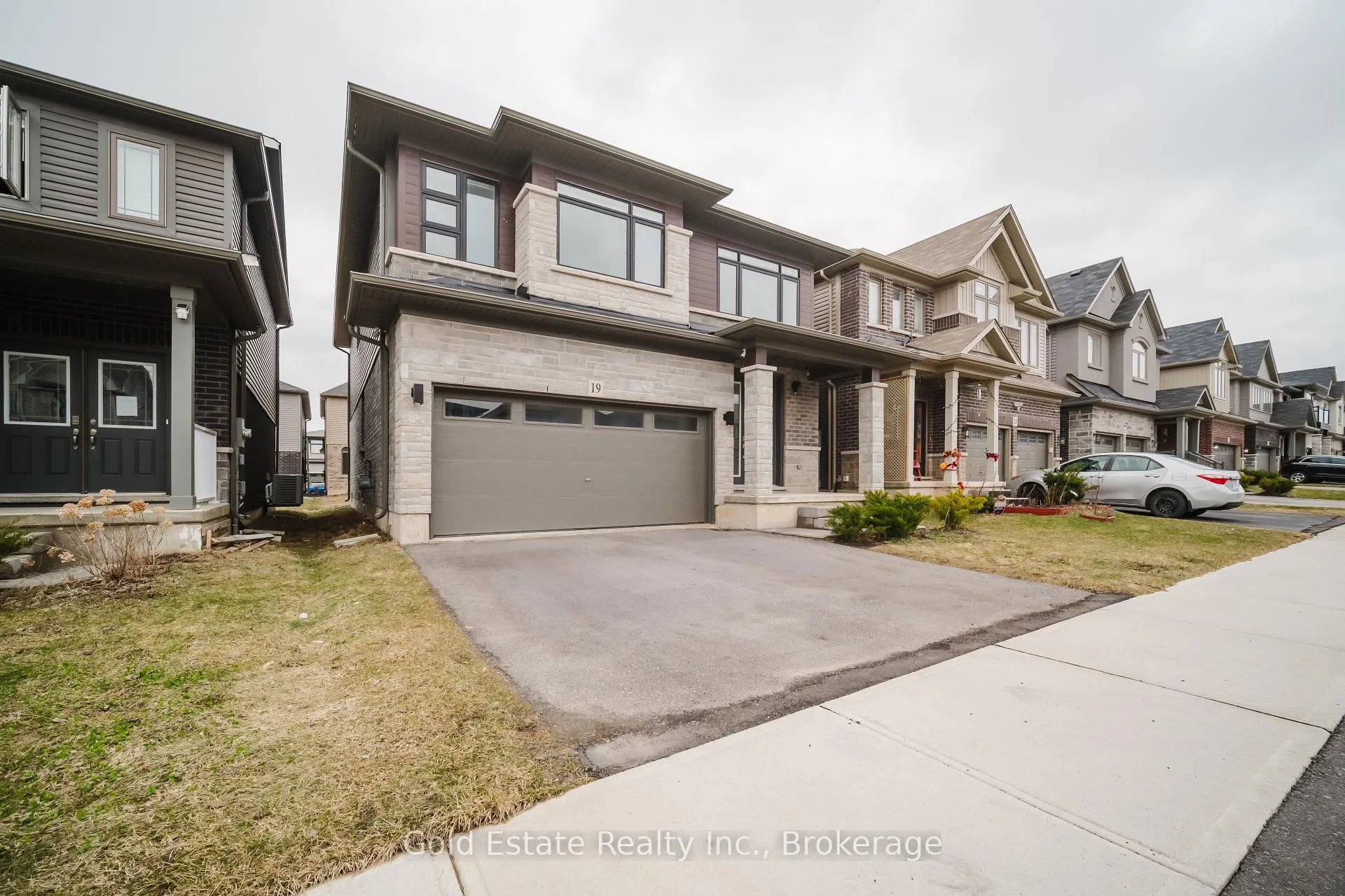 Photo 3 of 19 Mclaren Avenue, Brantford — HOMEH