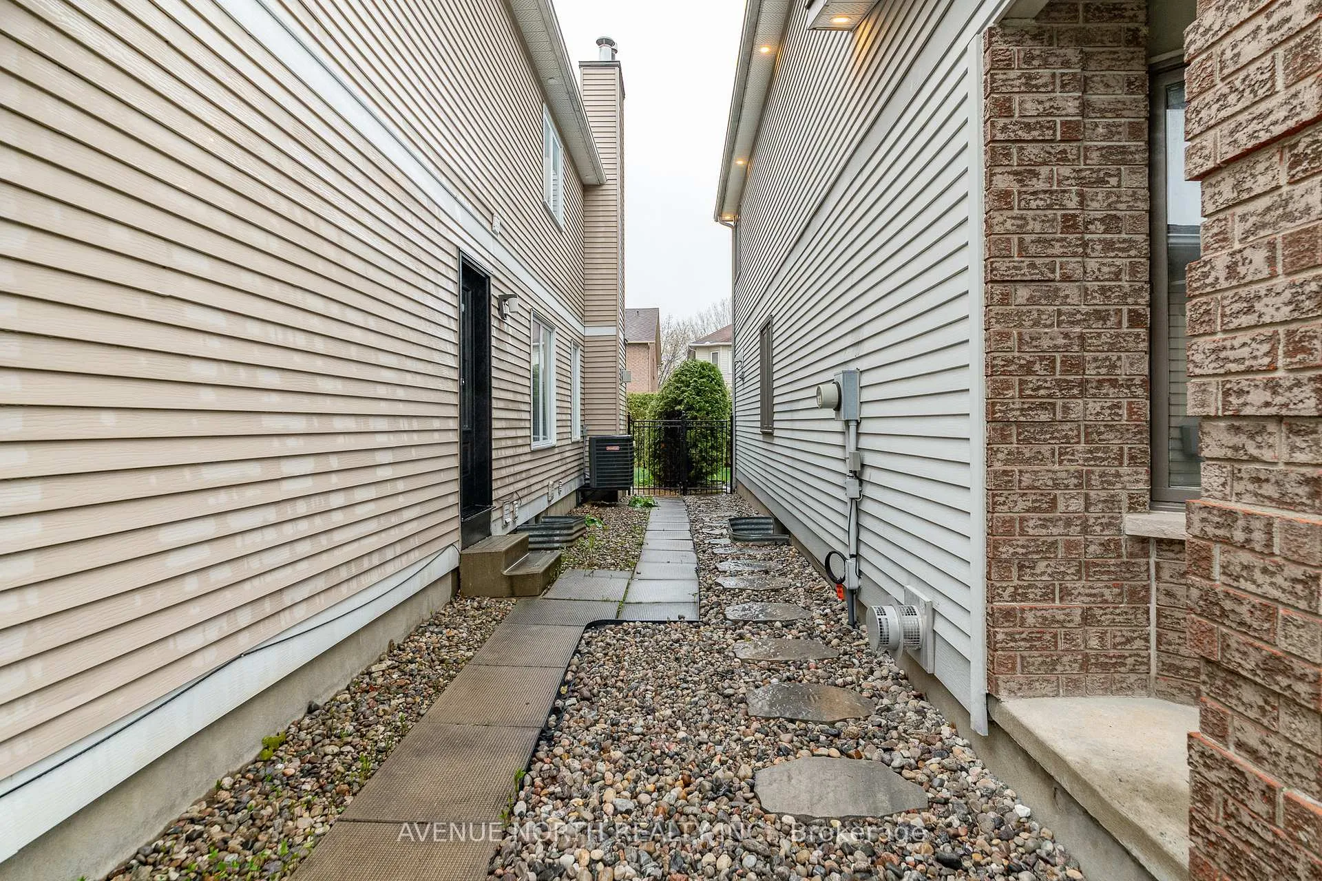 Photo 45 of 21 Sai Crescent, Ottawa, Hunt Club Park — HOMEH