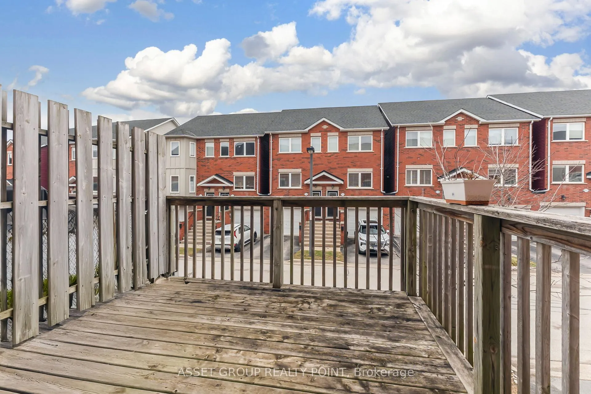 Photo 4 of Unit 33, 1751 Lampman Avenue, Burlington, Uptown — HOMEH