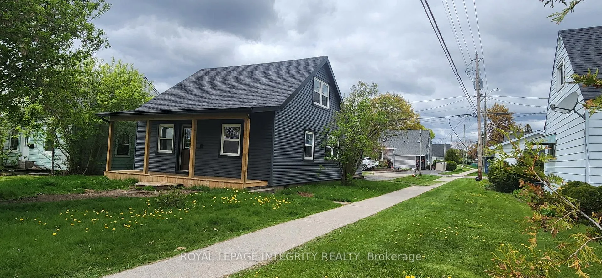 Photo 2 of 17 Roosevelt Drive, Smiths Falls — HOMEH