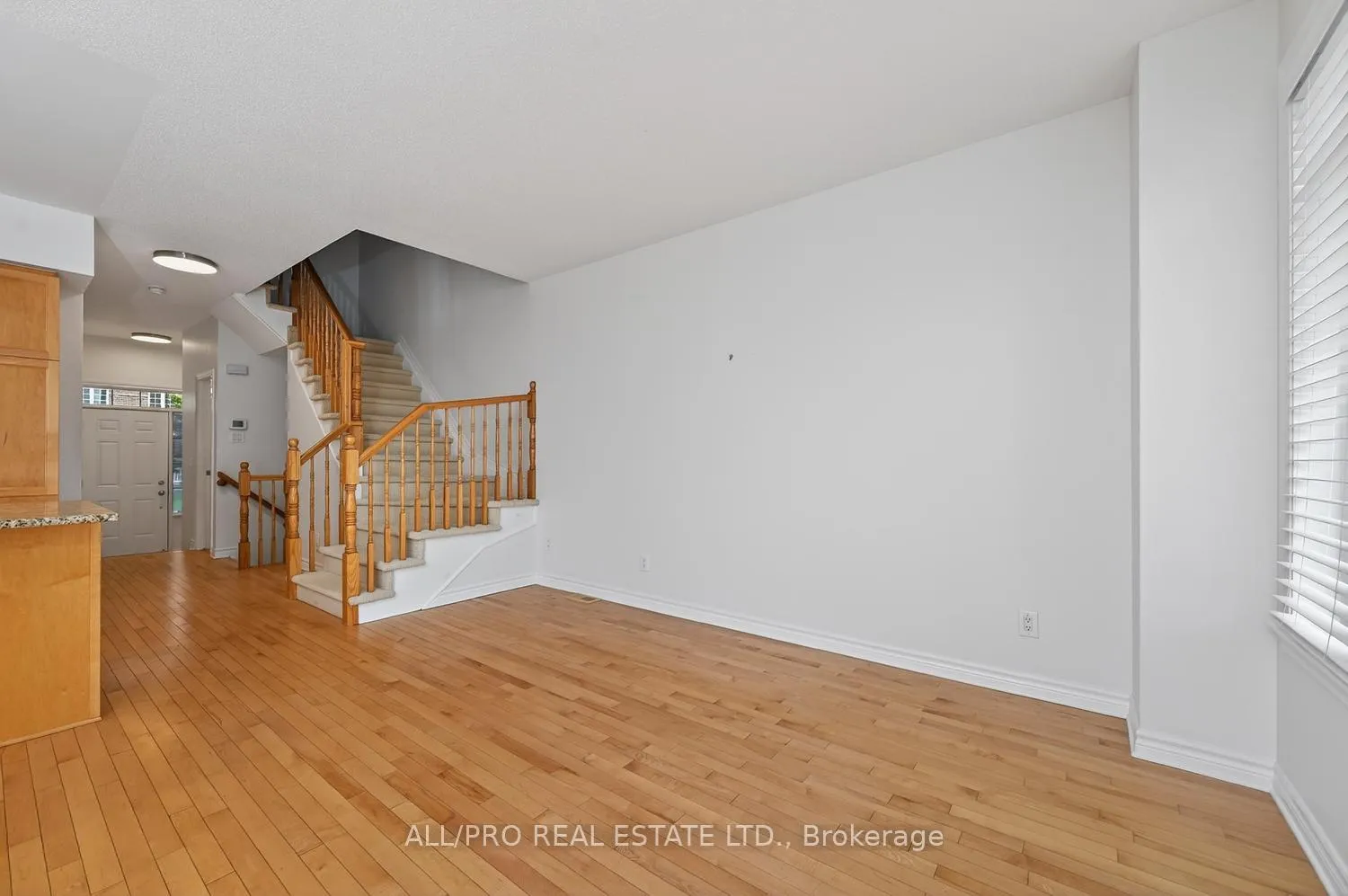 Photo 4 of 219 Jersey Tea Circle, Ottawa, Riverside South/Gloucester Glen — HOMEH