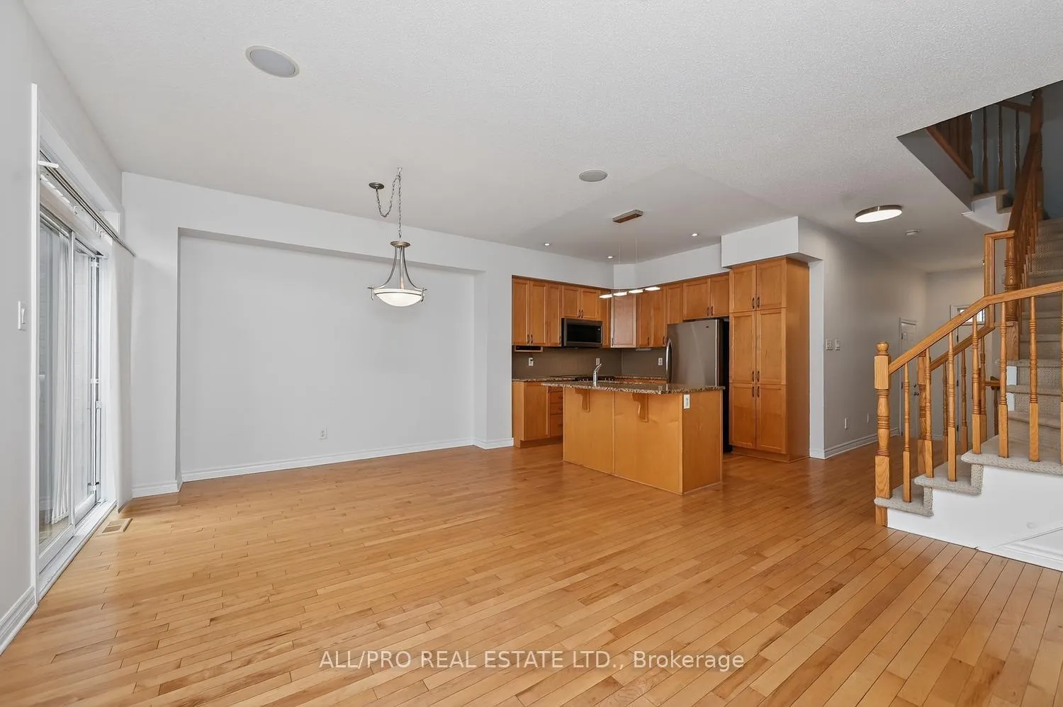 Photo 5 of 219 Jersey Tea Circle, Ottawa, Riverside South/Gloucester Glen — HOMEH