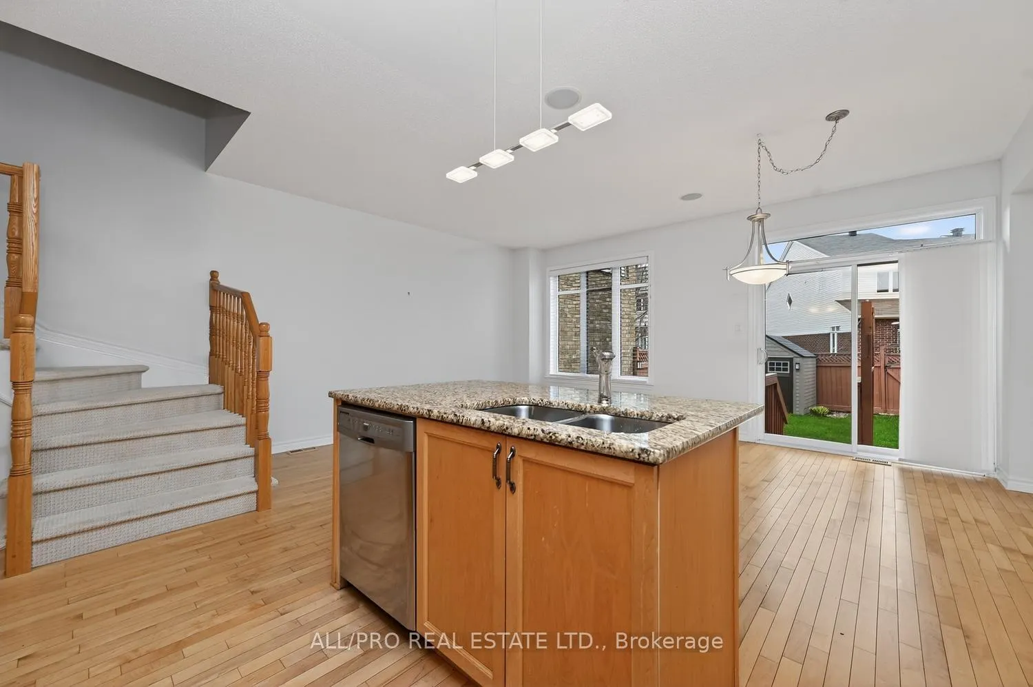 Photo 9 of 219 Jersey Tea Circle, Ottawa, Riverside South/Gloucester Glen — HOMEH