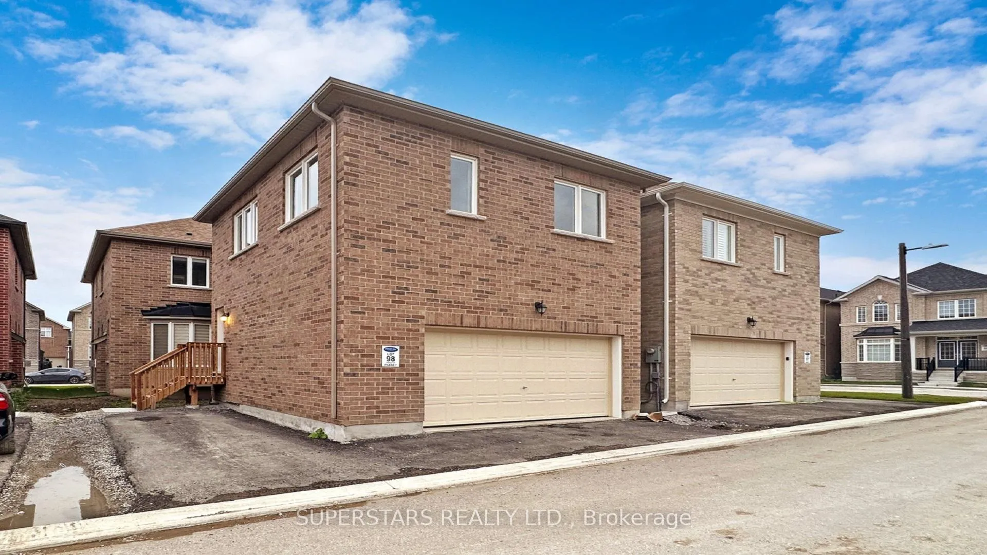 Photo 1 of Unit Coach, 4 Waterleaf Road, Markham, Cornell — HOMEH