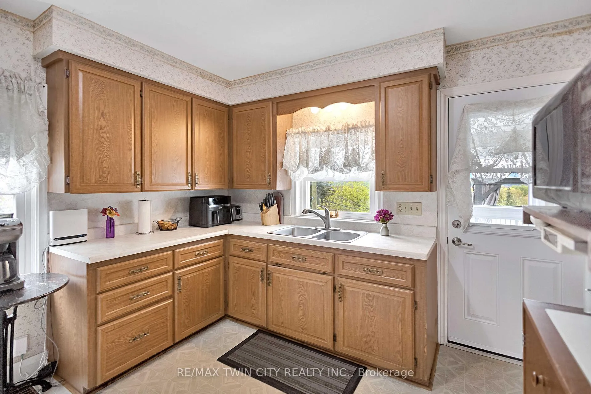 Photo 14 of 140 Terrace Hill Street, Brantford — HOMEH