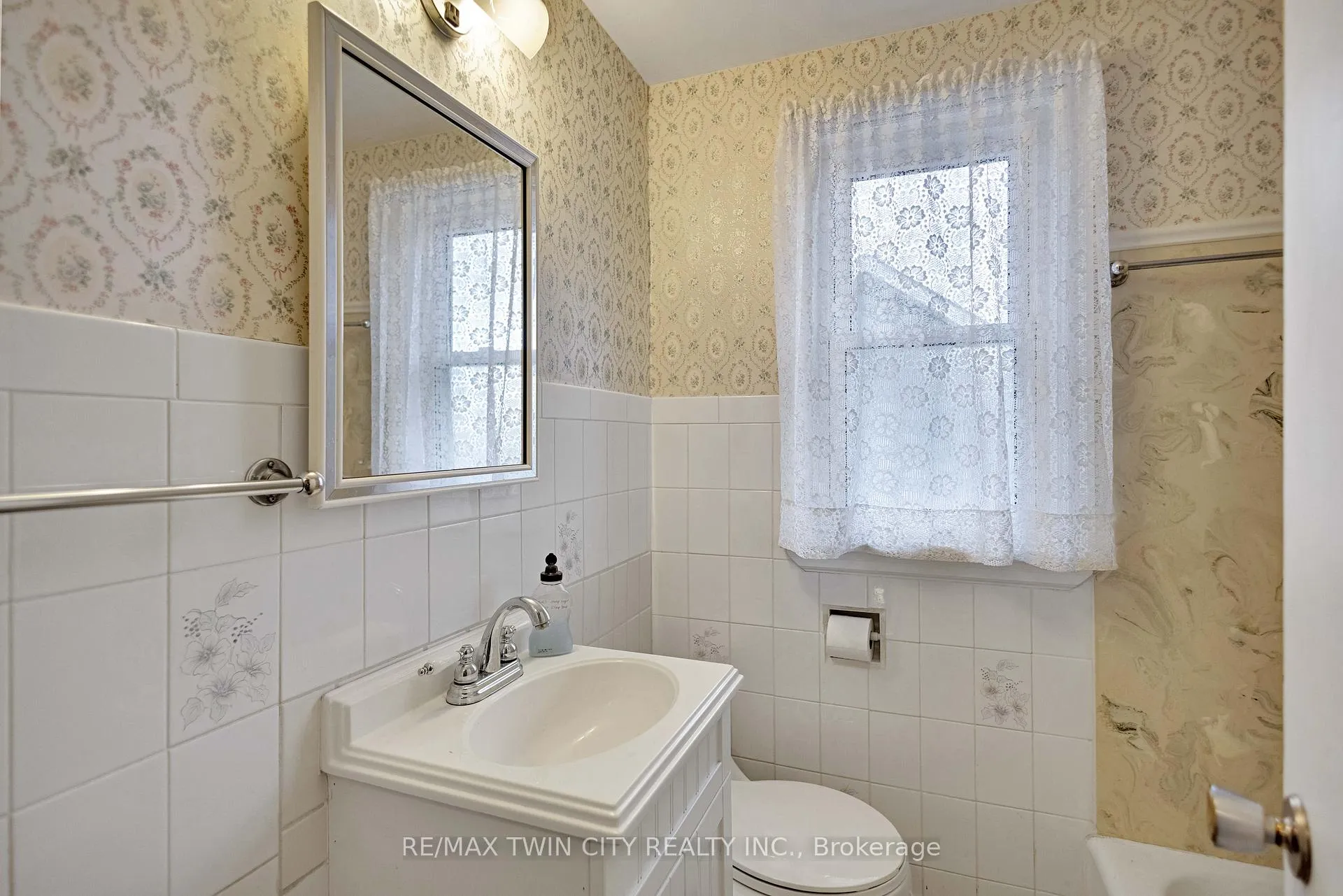 Photo 24 of 140 Terrace Hill Street, Brantford — HOMEH