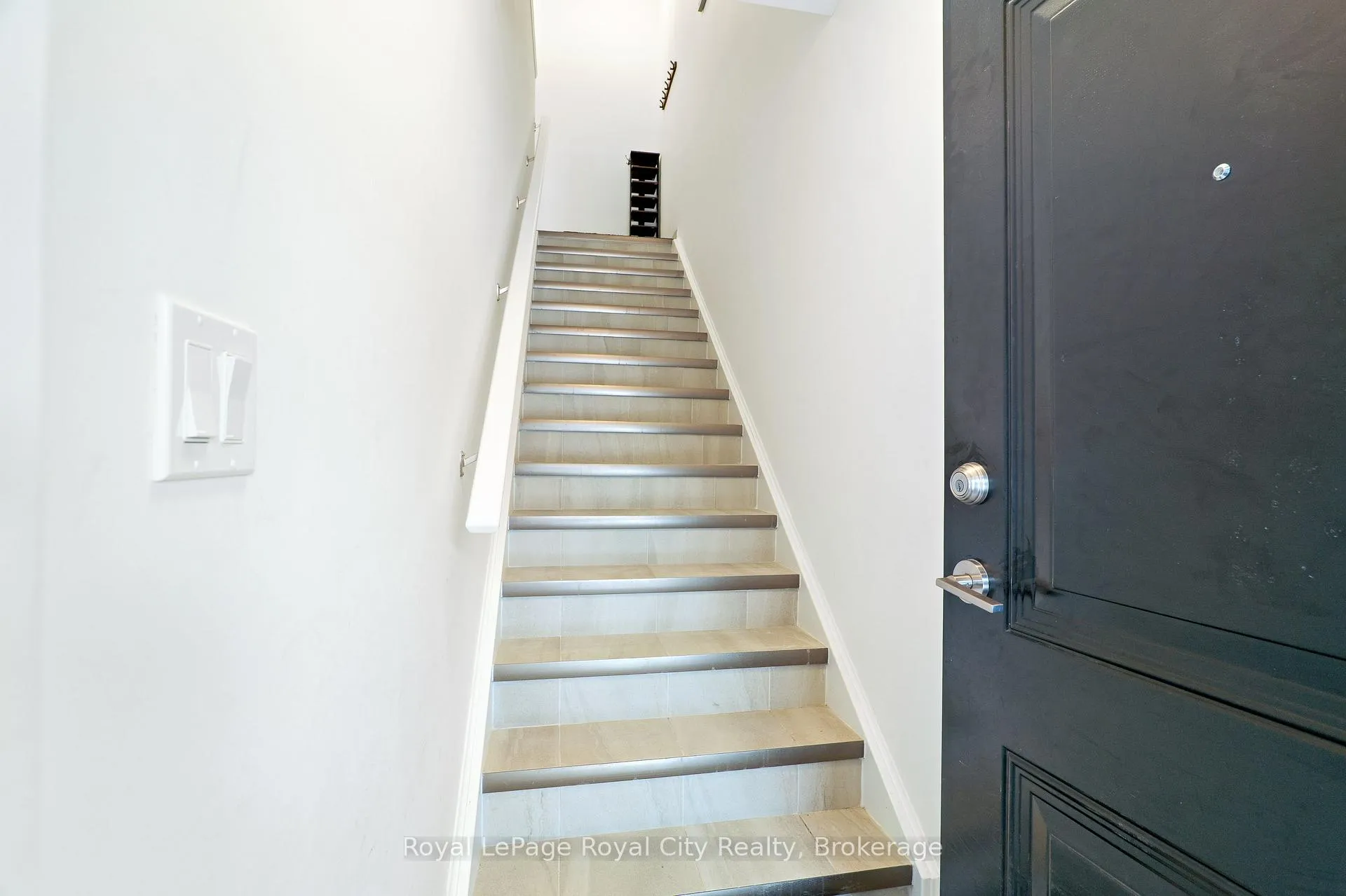 Photo 4 of 83 Thatcher Drive, Guelph, Kortright East — HOMEH