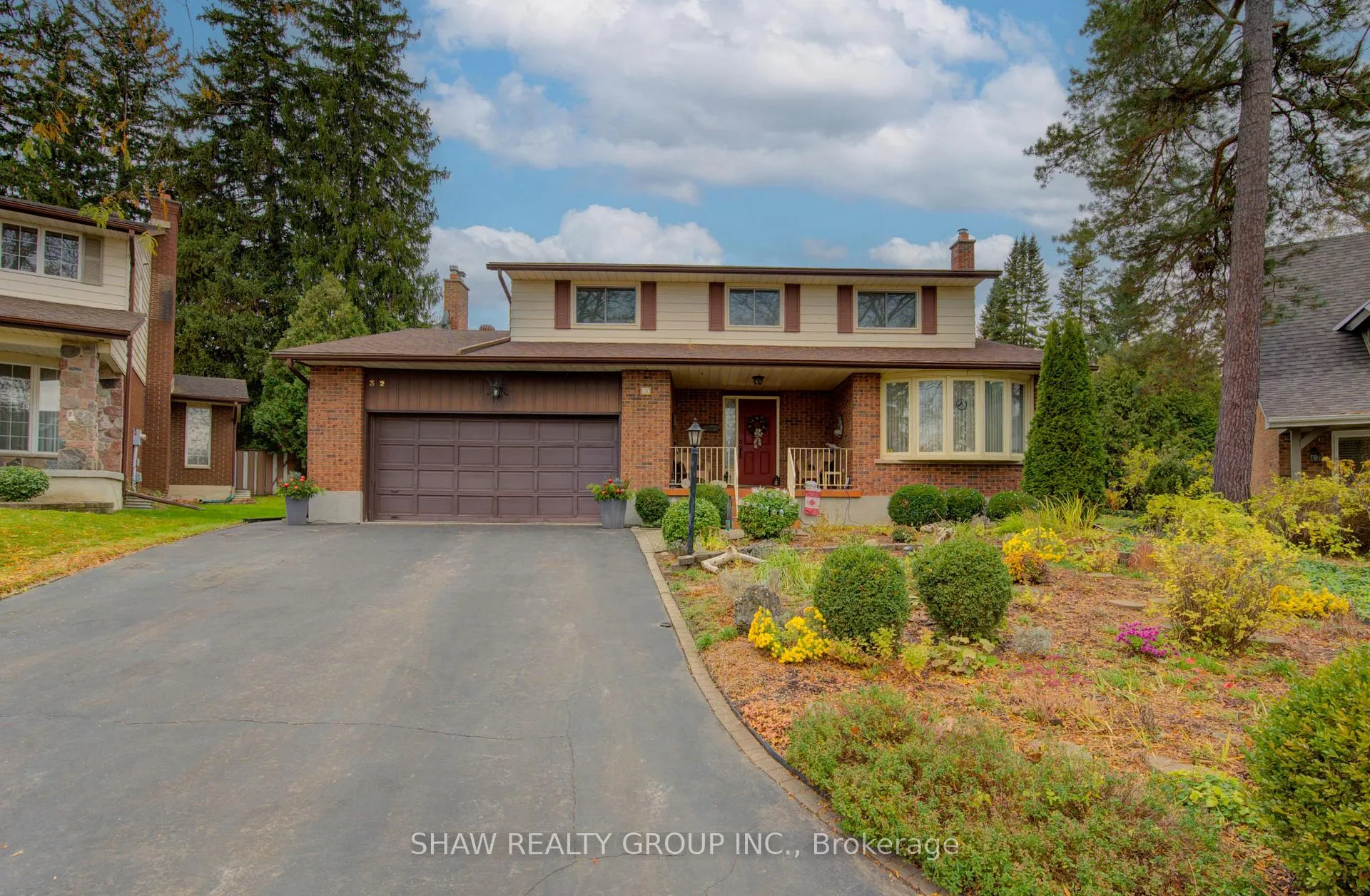 Photo 1 of 32 Brookview Court, Kitchener — HOMEH