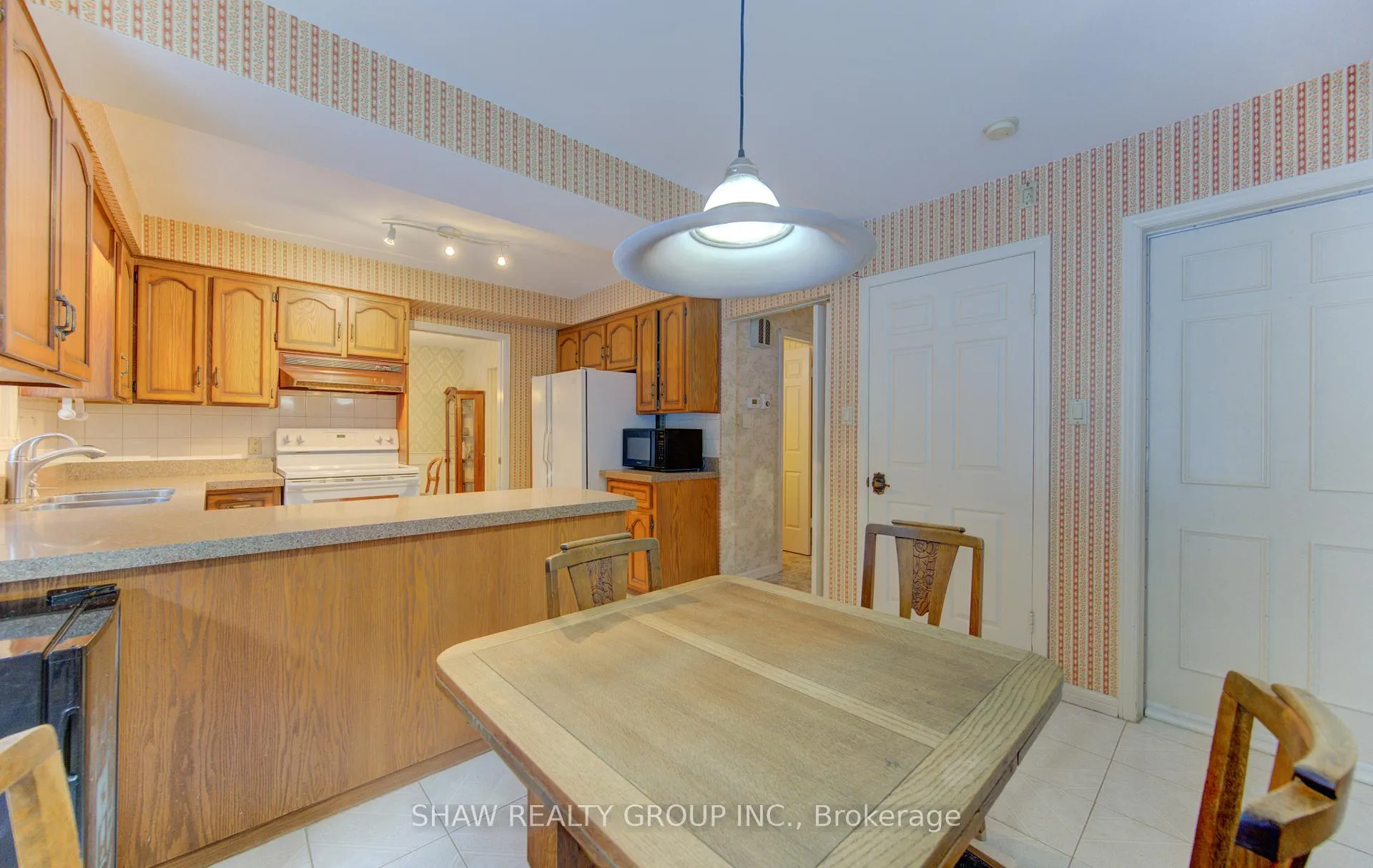 Photo 15 of 32 Brookview Court, Kitchener — HOMEH