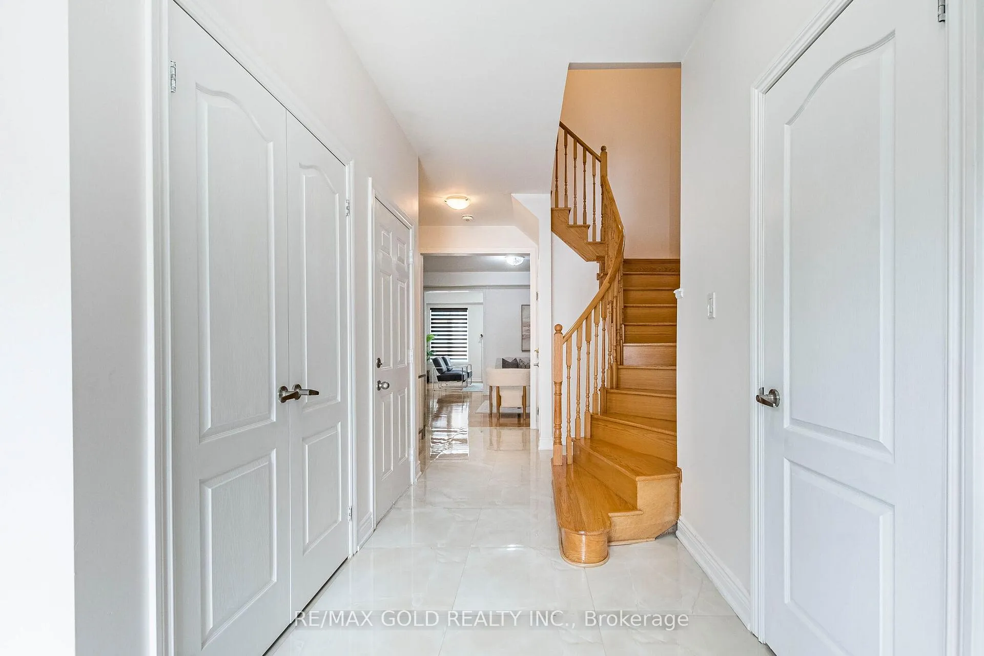 Photo 3 of 44 Roulette Crescent, Brampton, Northwest Brampton — HOMEH
