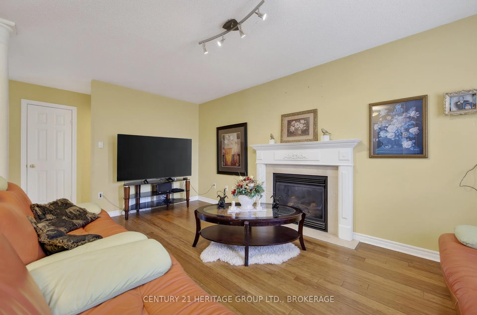 Photo 12 of 30 Lang Drive, Barrie, Northwest — HOMEH