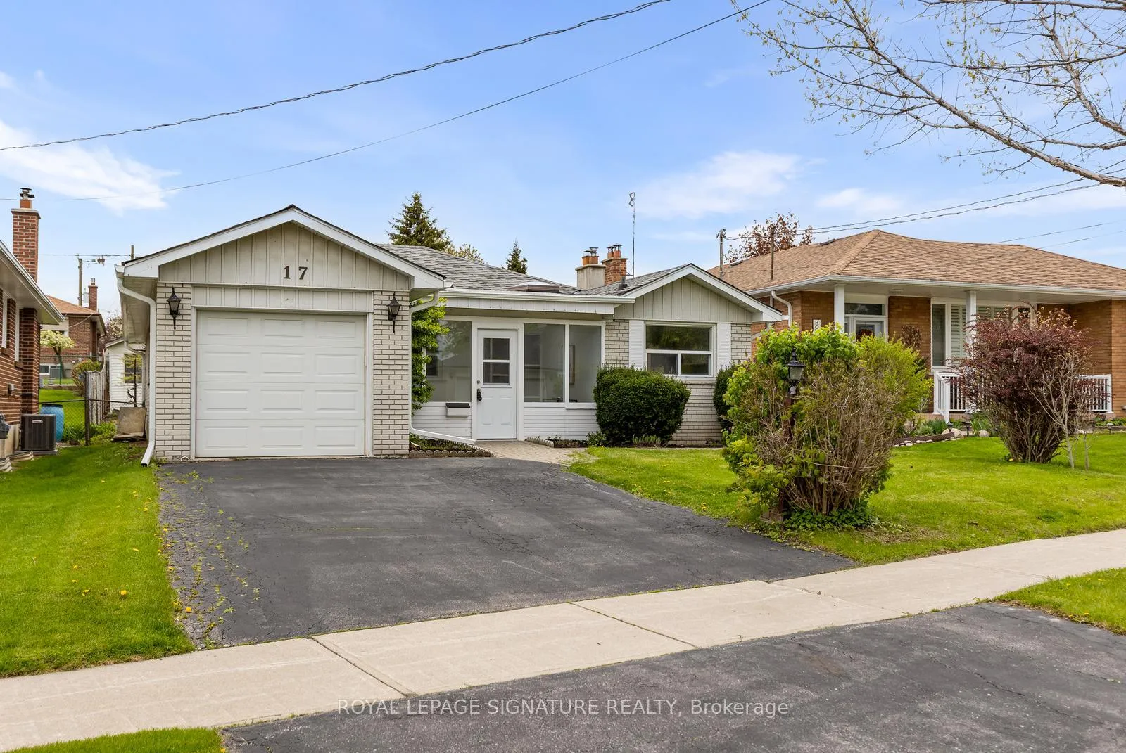 Photo 2 of 17 Norfield Crescent, Etobicoke, Elms-Old Rexdale — HOMEH