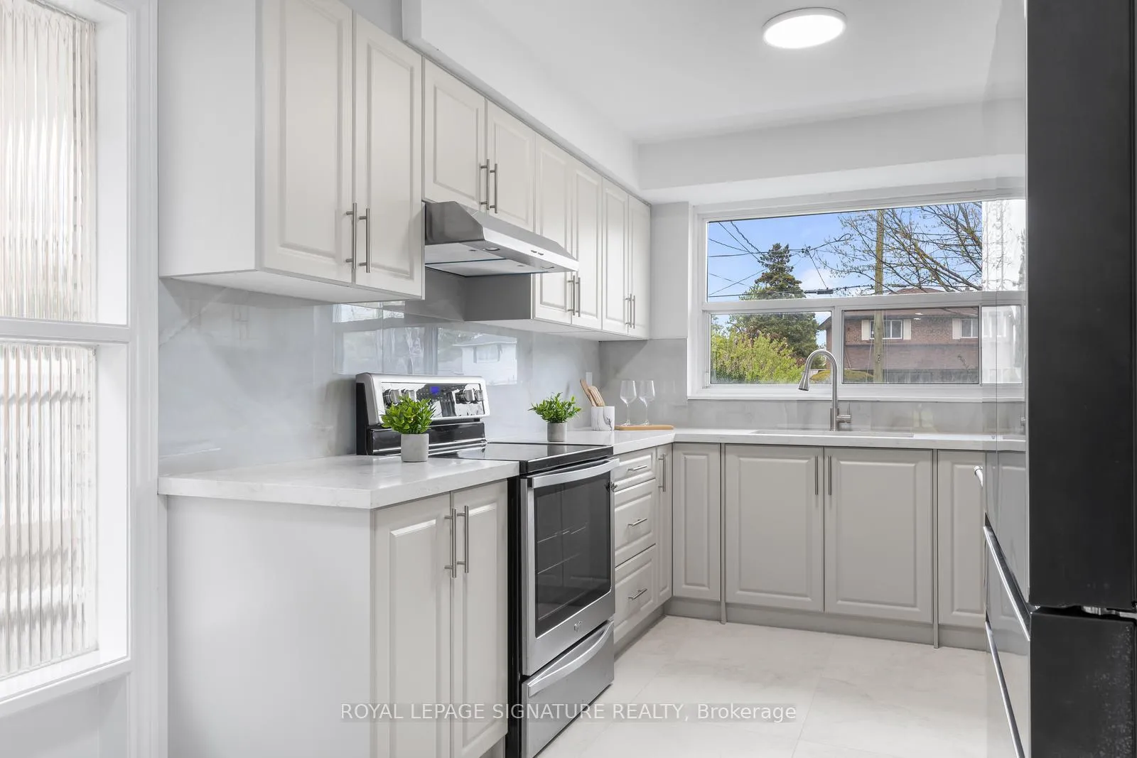 Photo 9 of 17 Norfield Crescent, Etobicoke, Elms-Old Rexdale — HOMEH