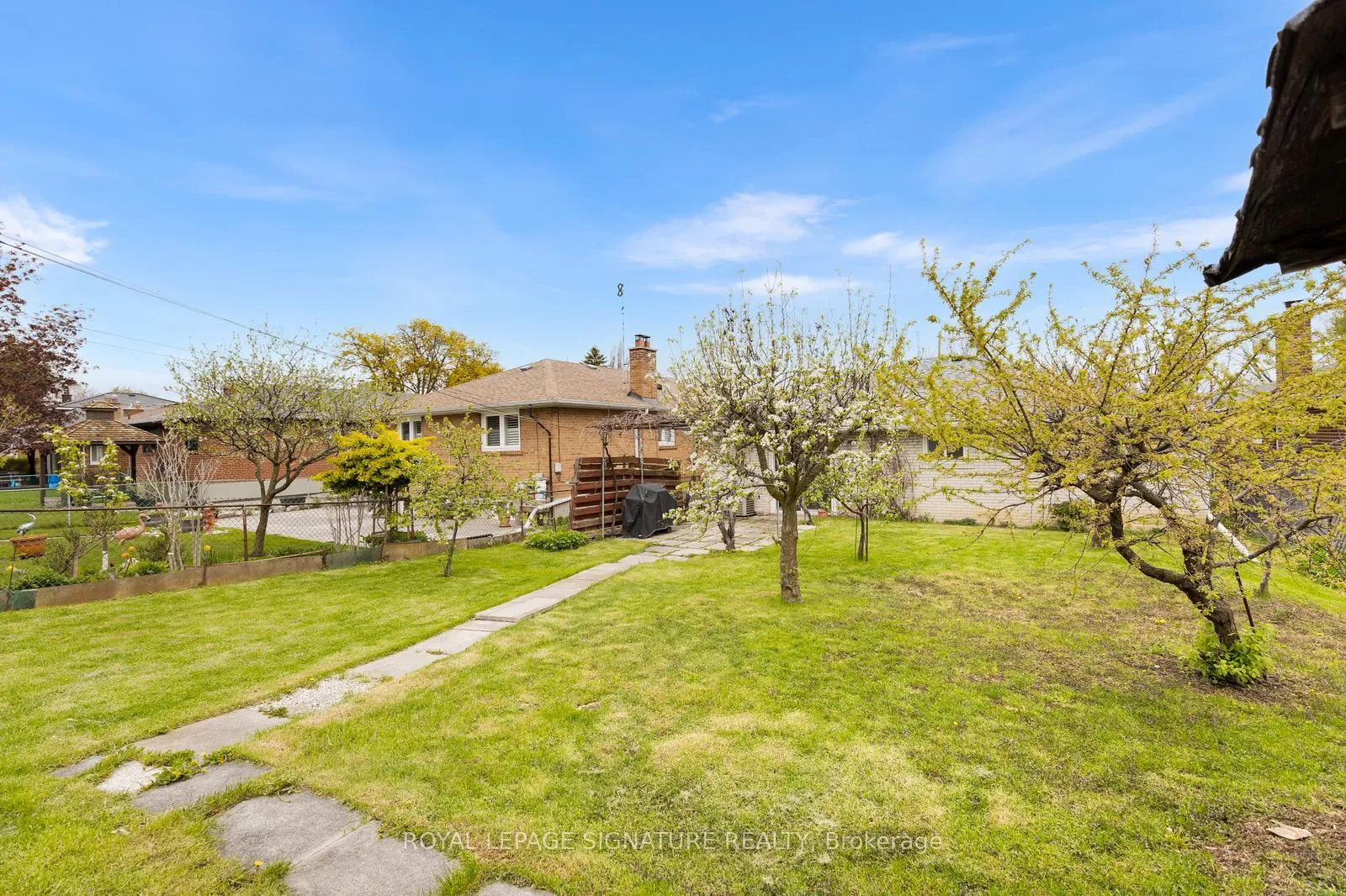 Photo 34 of 17 Norfield Crescent, Etobicoke, Elms-Old Rexdale — HOMEH