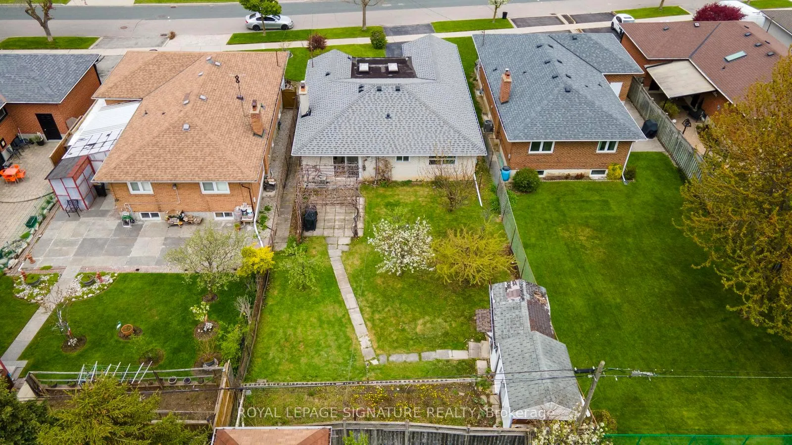 Photo 35 of 17 Norfield Crescent, Etobicoke, Elms-Old Rexdale — HOMEH