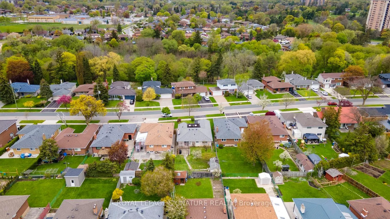 Photo 38 of 17 Norfield Crescent, Etobicoke, Elms-Old Rexdale — HOMEH