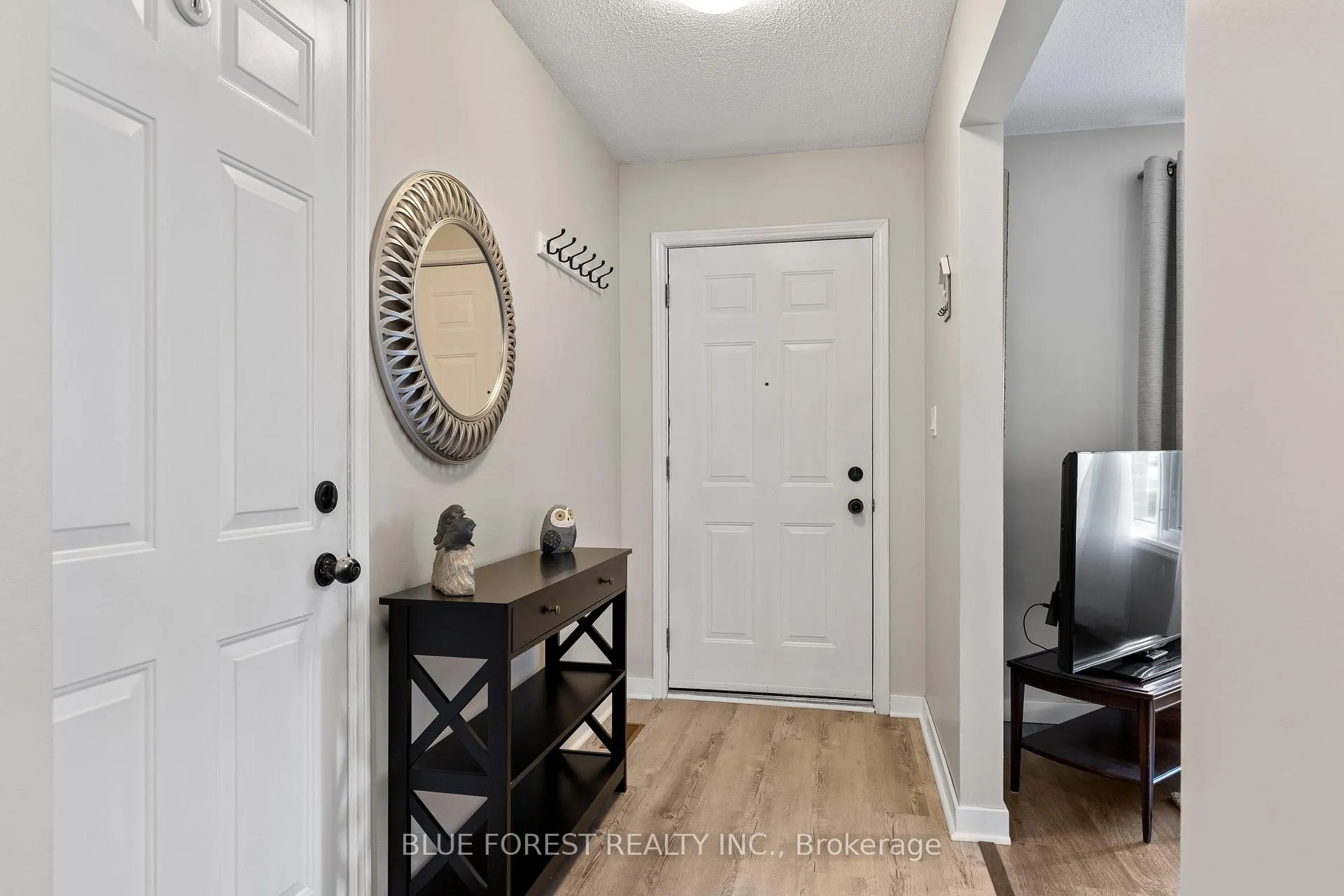 Photo 4 of 275 Portsmouth Crescent E, London, East I — HOMEH