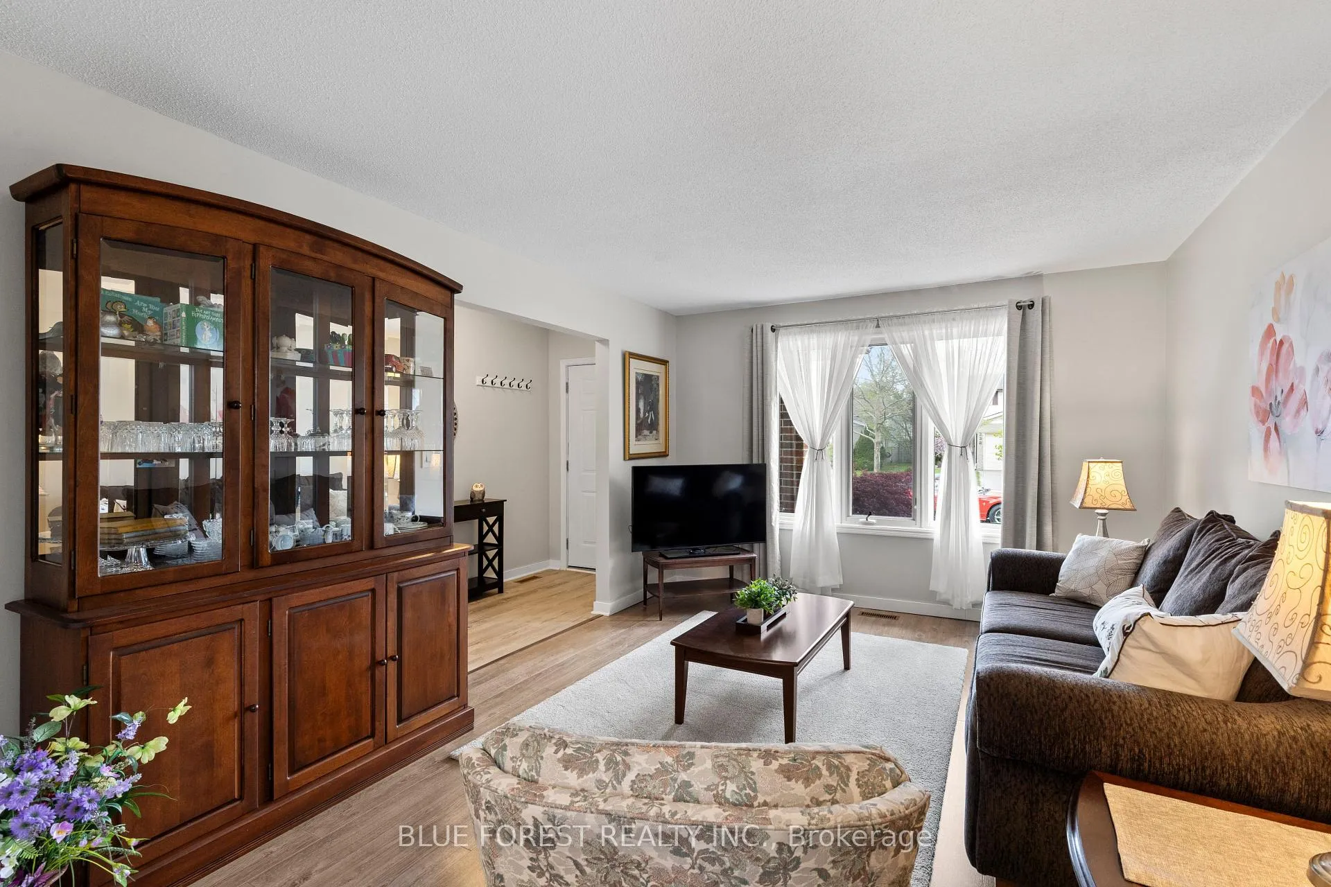 Photo 5 of 275 Portsmouth Crescent E, London, East I — HOMEH