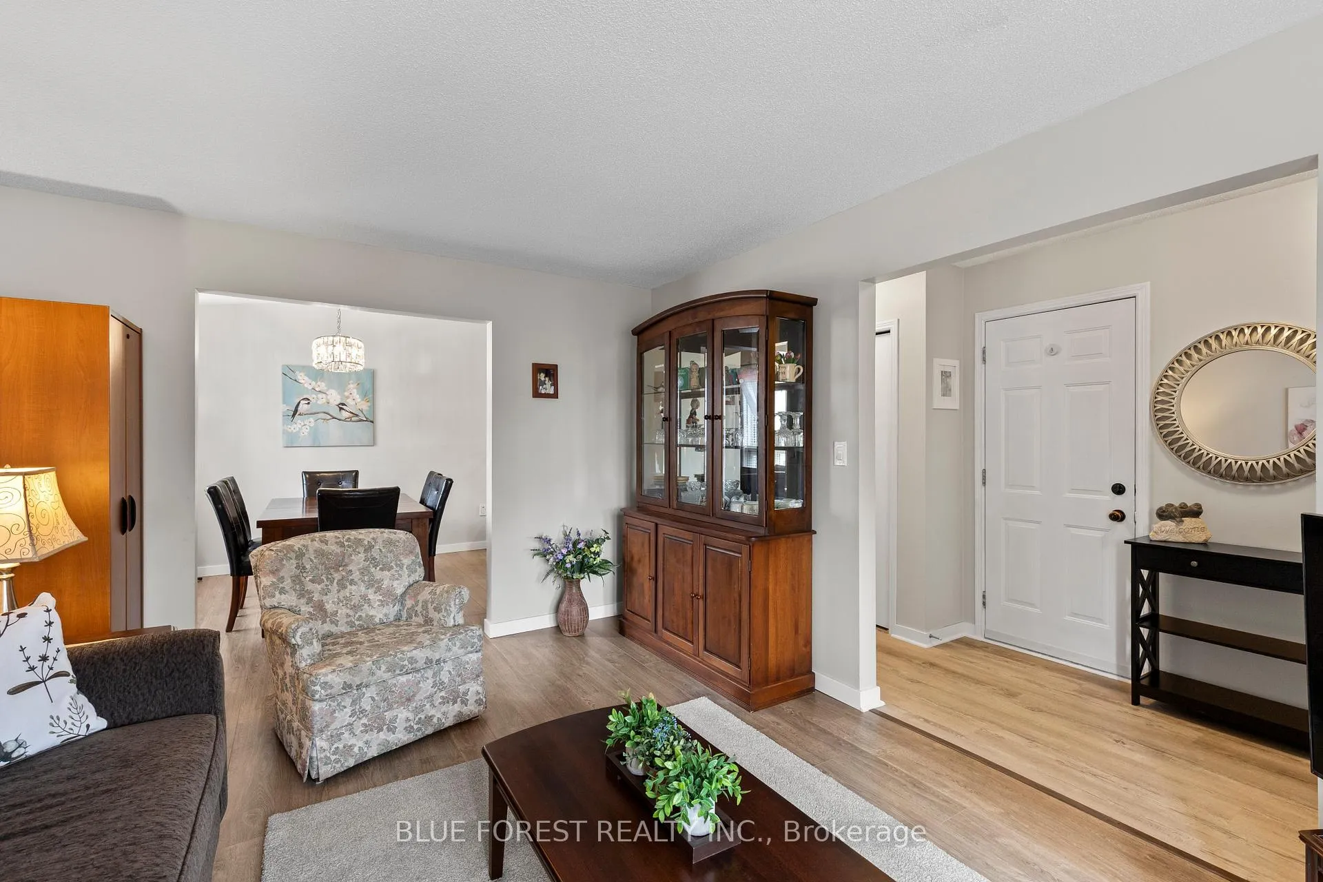 Photo 6 of 275 Portsmouth Crescent E, London, East I — HOMEH