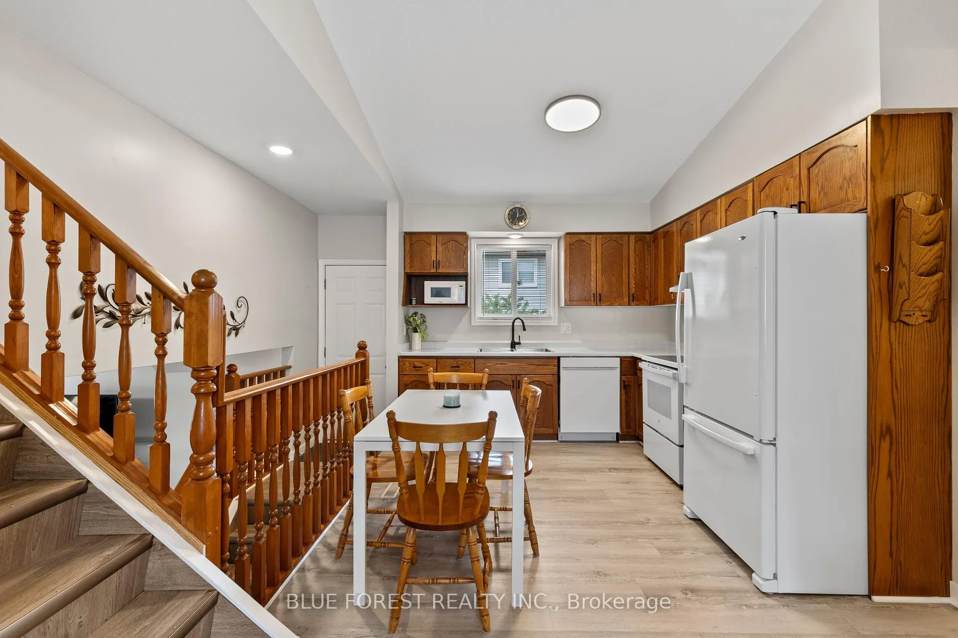 Photo 7 of 275 Portsmouth Crescent E, London, East I — HOMEH