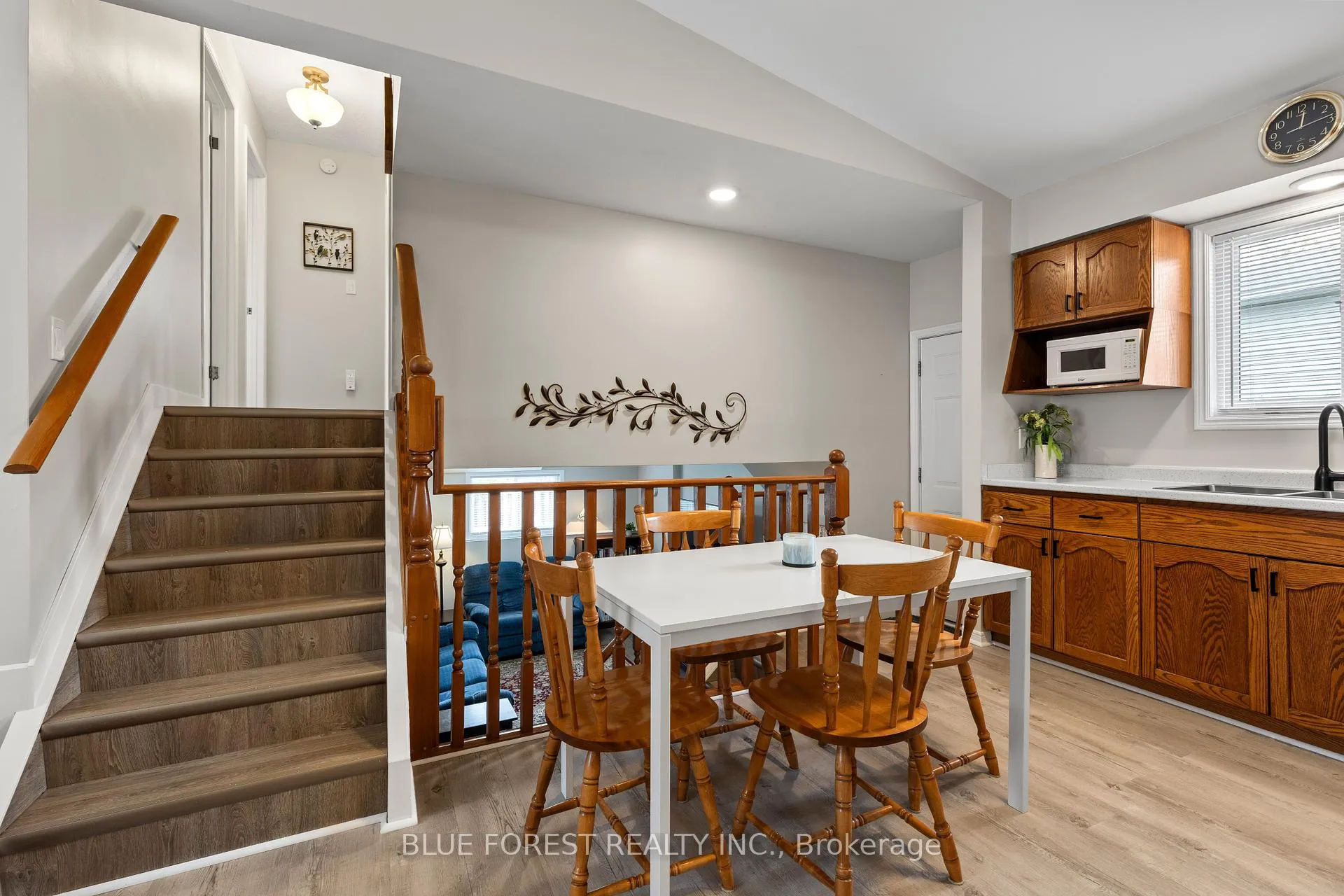 Photo 8 of 275 Portsmouth Crescent E, London, East I — HOMEH