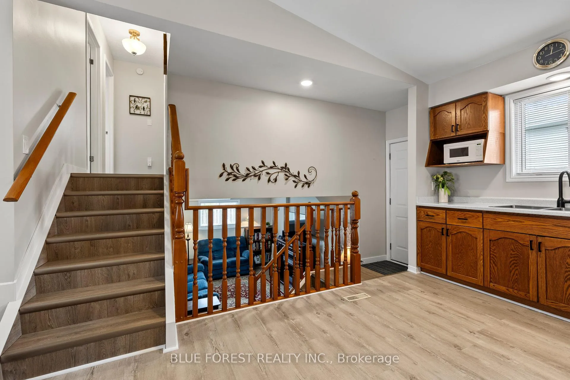 Photo 9 of 275 Portsmouth Crescent E, London, East I — HOMEH