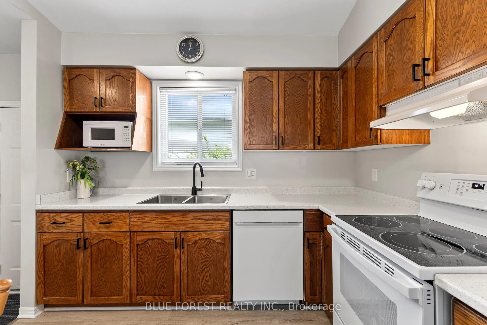 Photo 10 of 275 Portsmouth Crescent E, London, East I — HOMEH
