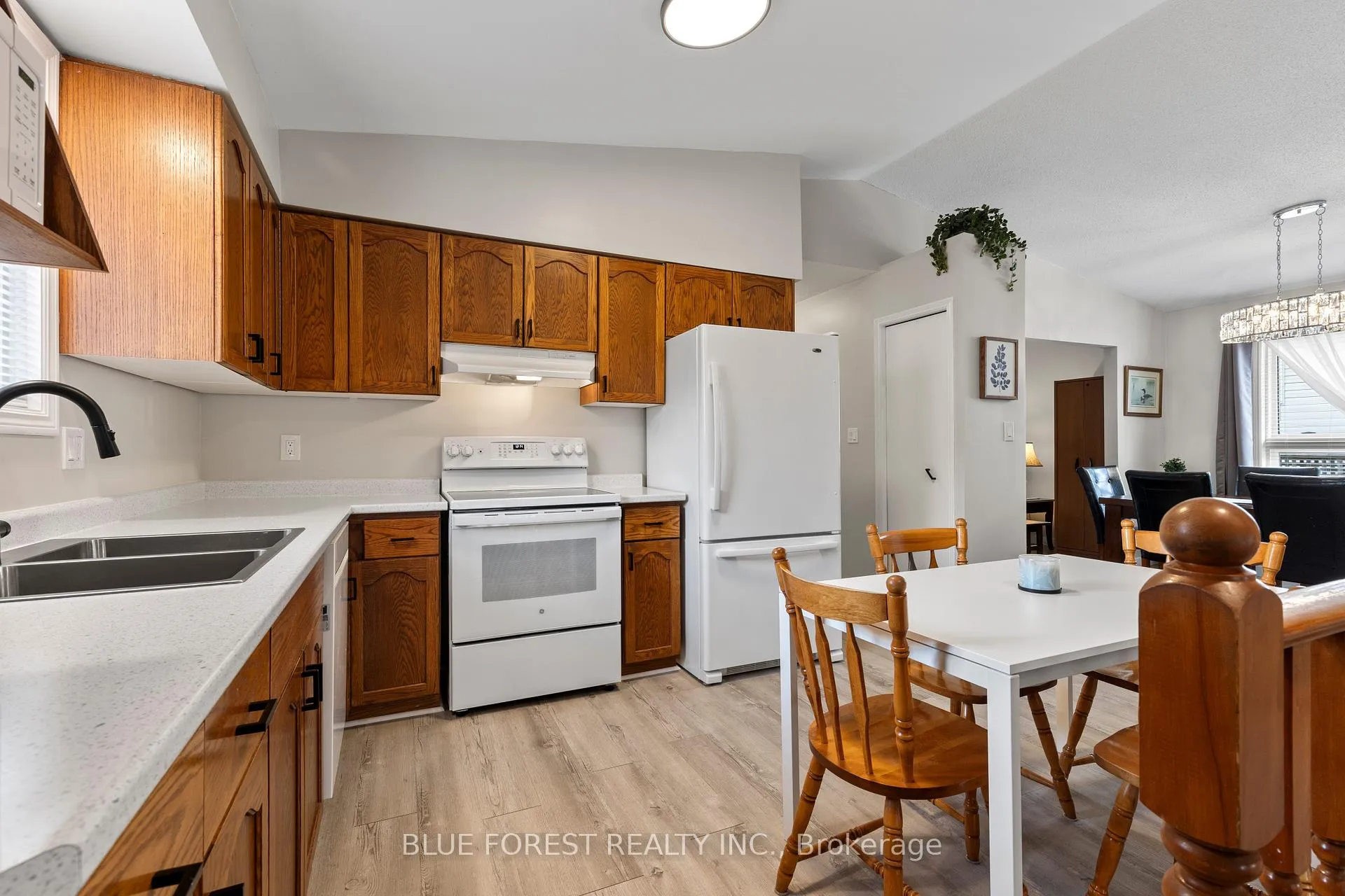Photo 11 of 275 Portsmouth Crescent E, London, East I — HOMEH