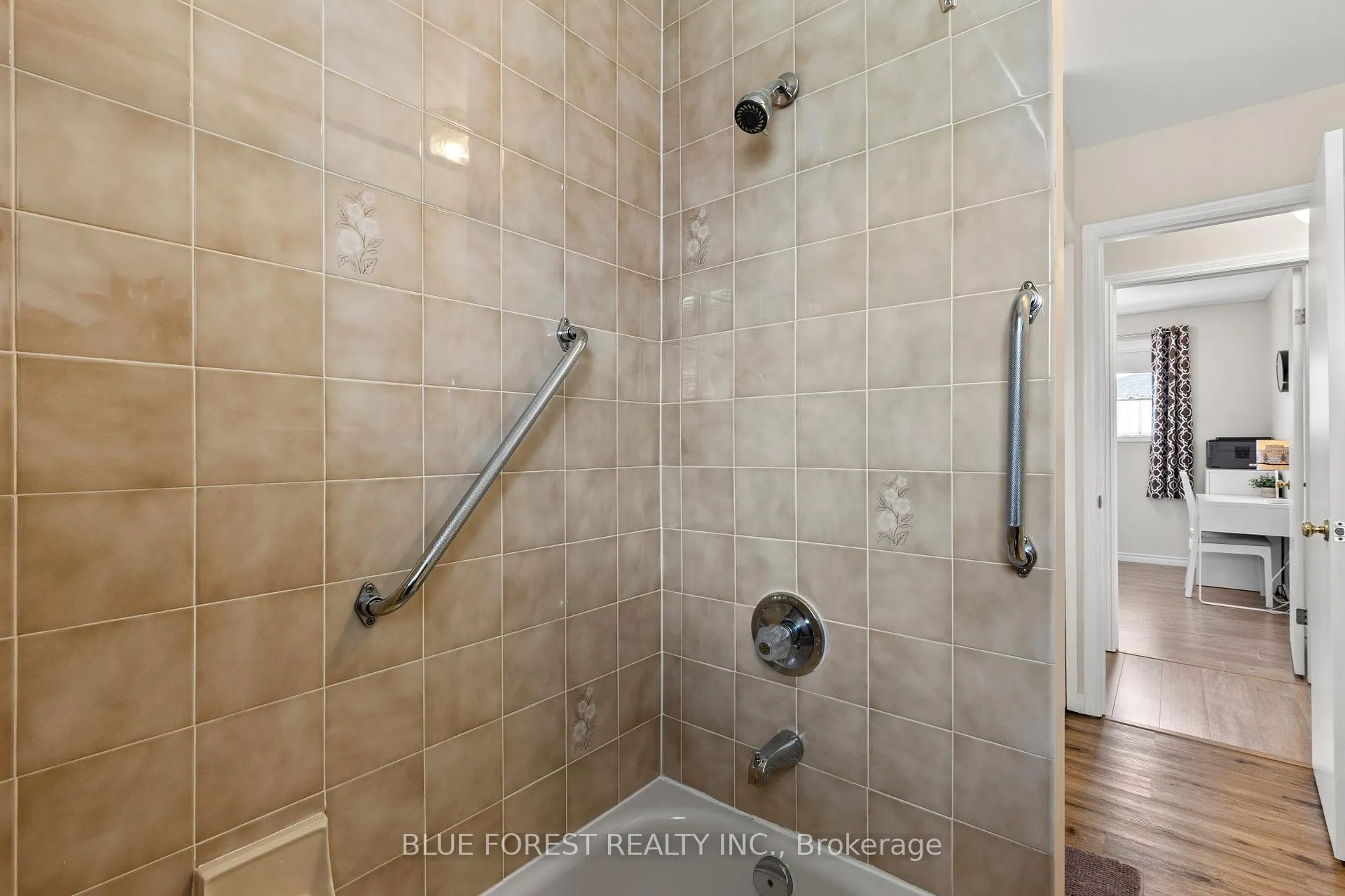 Photo 17 of 275 Portsmouth Crescent E, London, East I — HOMEH