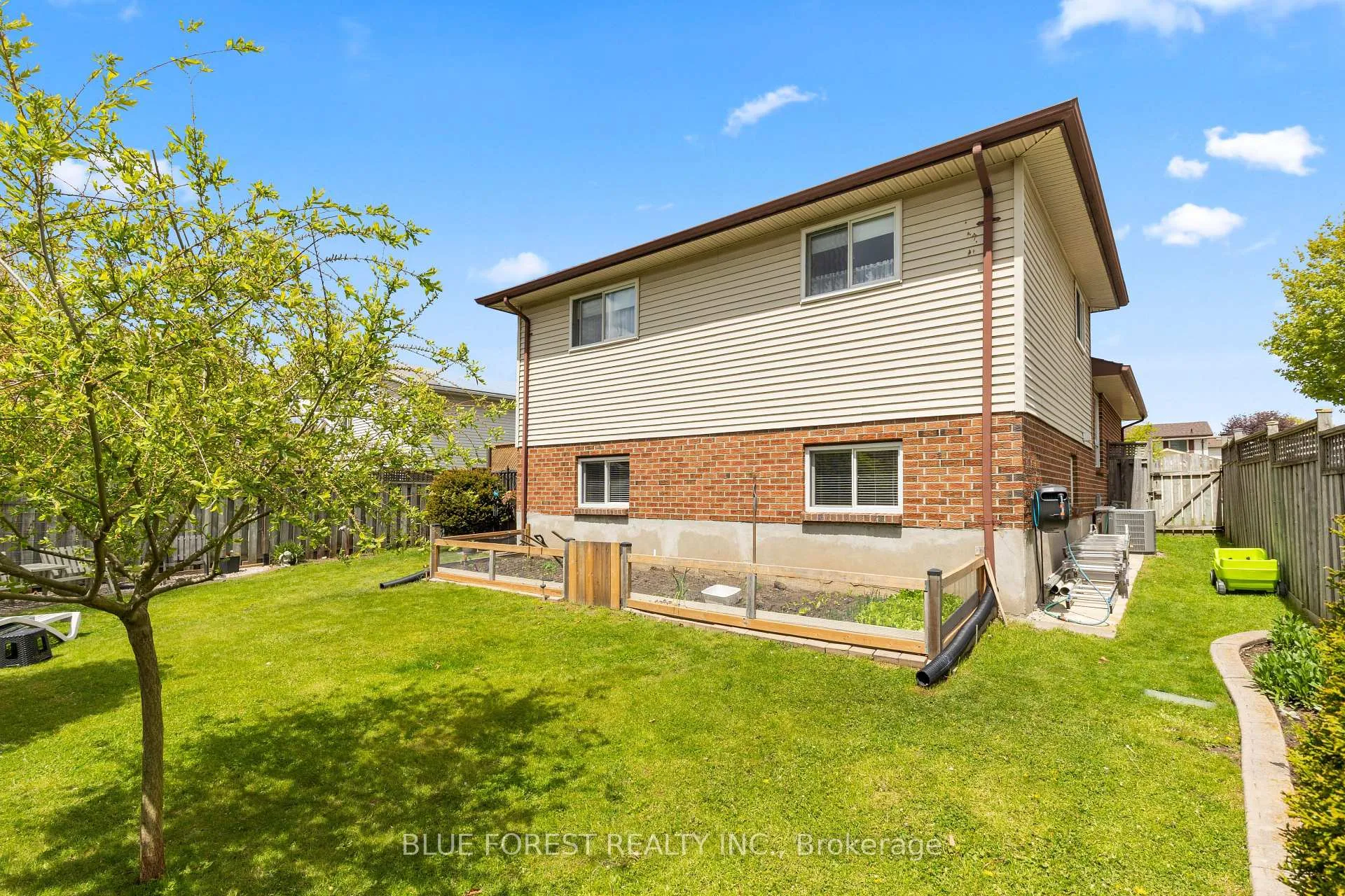 Photo 33 of 275 Portsmouth Crescent E, London, East I — HOMEH