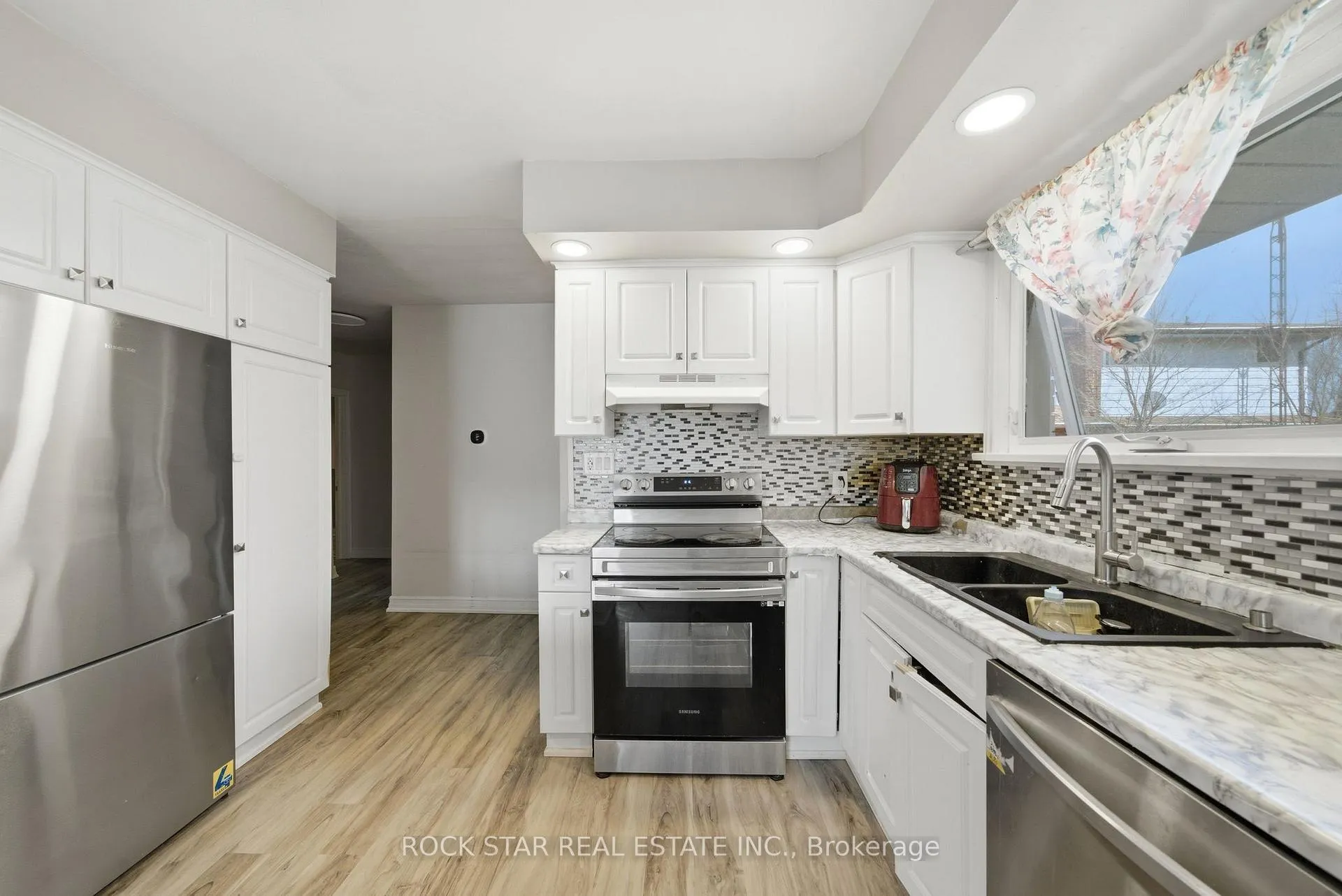 Photo 9 of 250 Grantham Avenue, St. Catharines, Carlton/Bunting — HOMEH