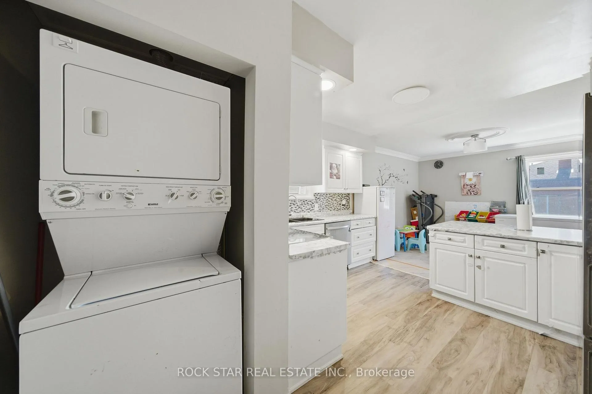 Photo 12 of 250 Grantham Avenue, St. Catharines, Carlton/Bunting — HOMEH