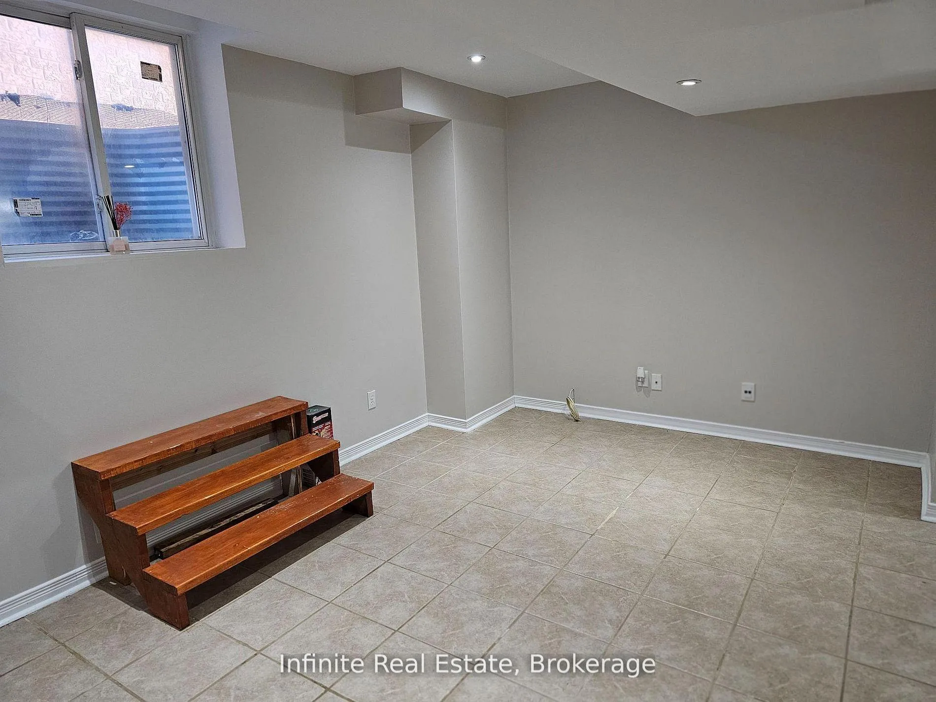 Photo 3 of 345 Queen Mary Drive, Brampton, Fletcher's Meadow — HOMEH