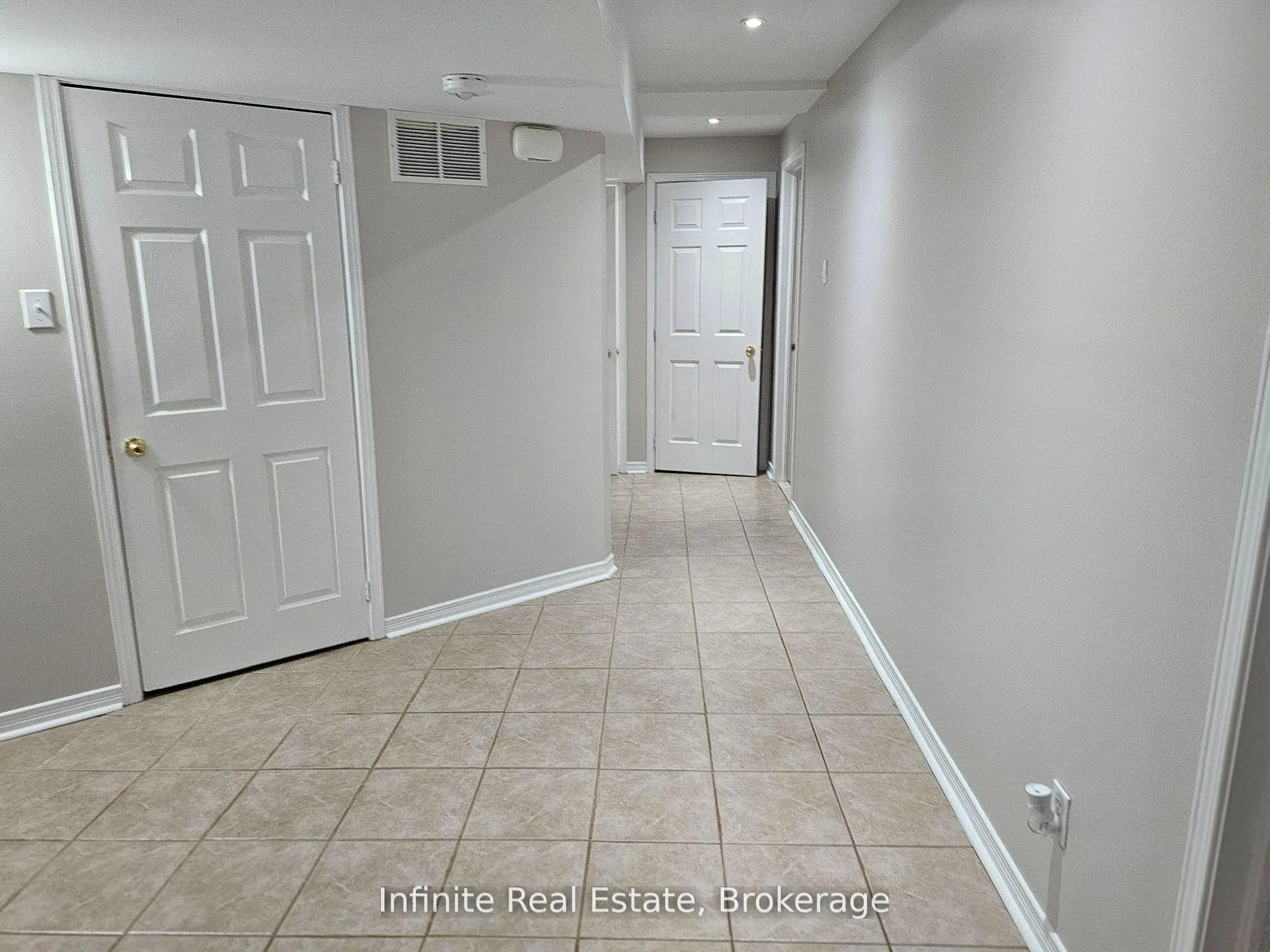 Photo 4 of 345 Queen Mary Drive, Brampton, Fletcher's Meadow — HOMEH