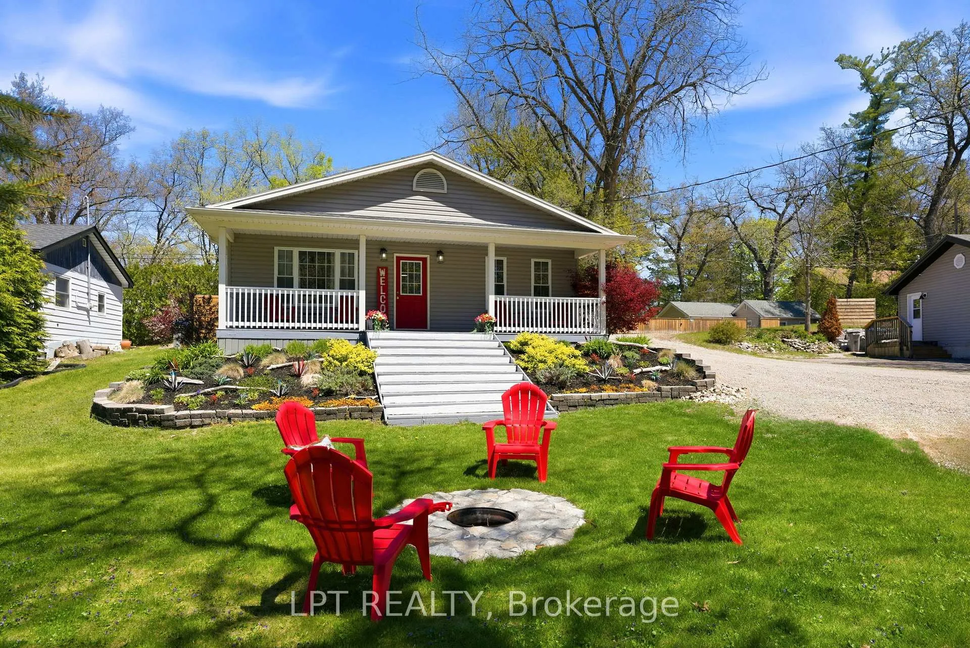 Photo 4 of 7652 Riverside Drive, Lambton Shores, Port Franks — HOMEH