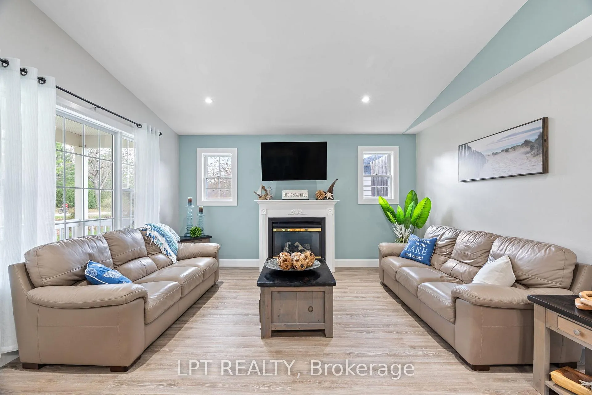 Photo 11 of 7652 Riverside Drive, Lambton Shores, Port Franks — HOMEH