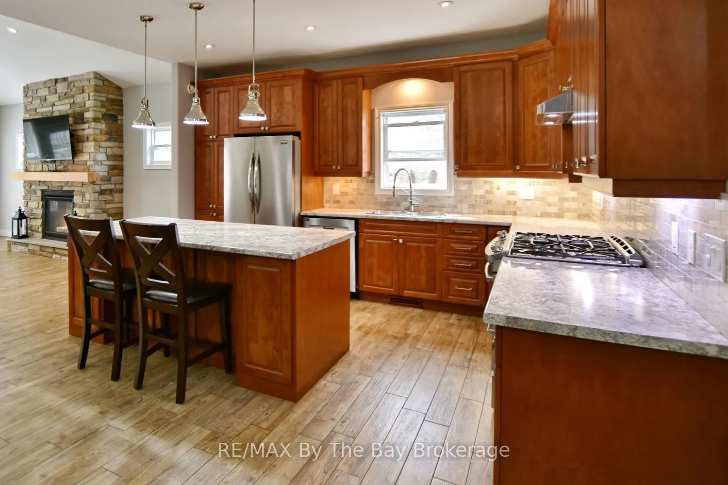Photo 4 of 37 Wesley Avenue, Wasaga Beach — HOMEH