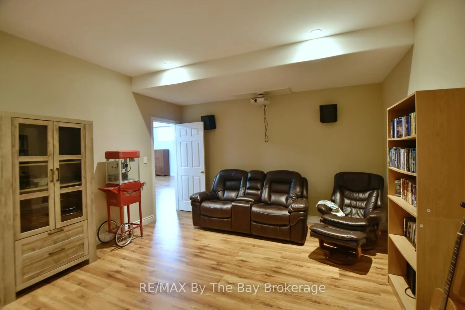 Photo 32 of 37 Wesley Avenue, Wasaga Beach — HOMEH