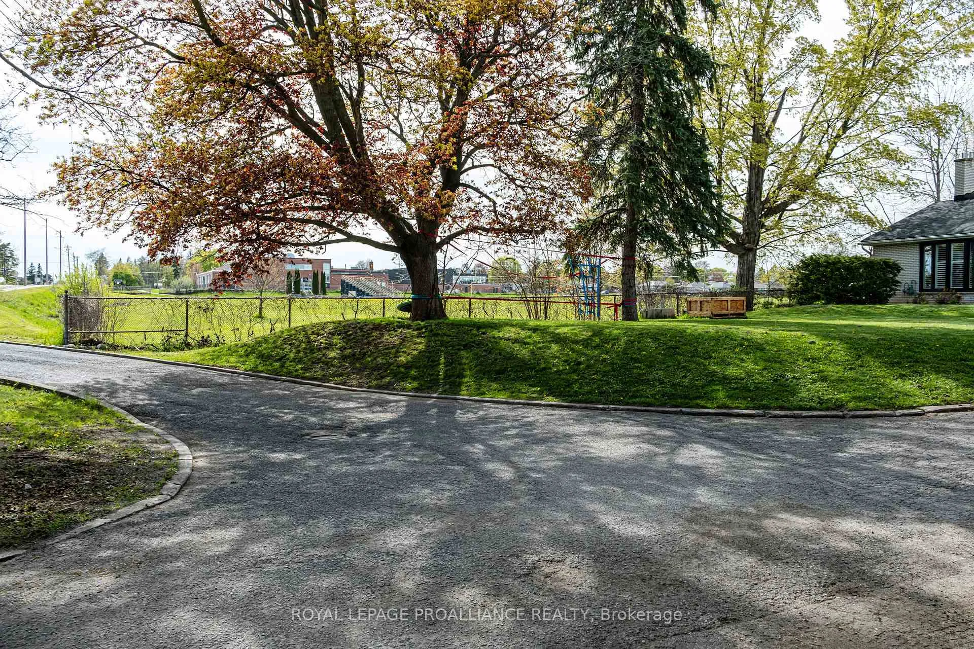 Photo 2 of 306 Dundas Street W, Quinte West, Trenton Ward — HOMEH