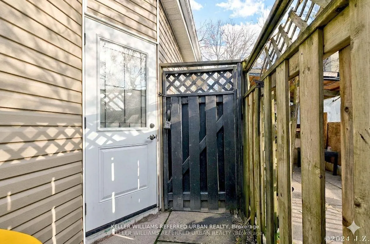 Photo 2 of Unit Unit B, 2039 Davenport Road, Toronto, Weston-Pellam Park — HOMEH