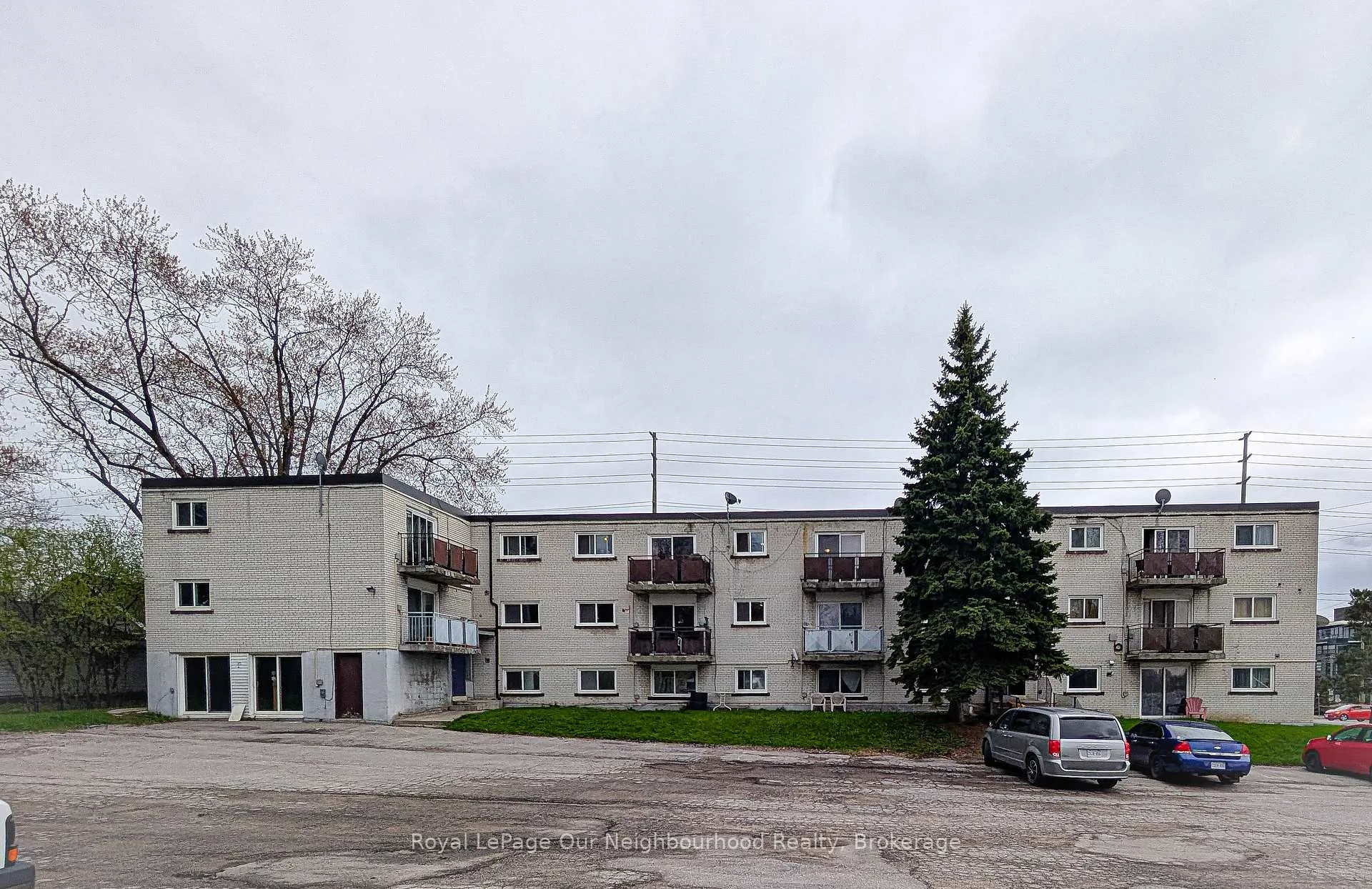 Front of 108 Victoria Street W