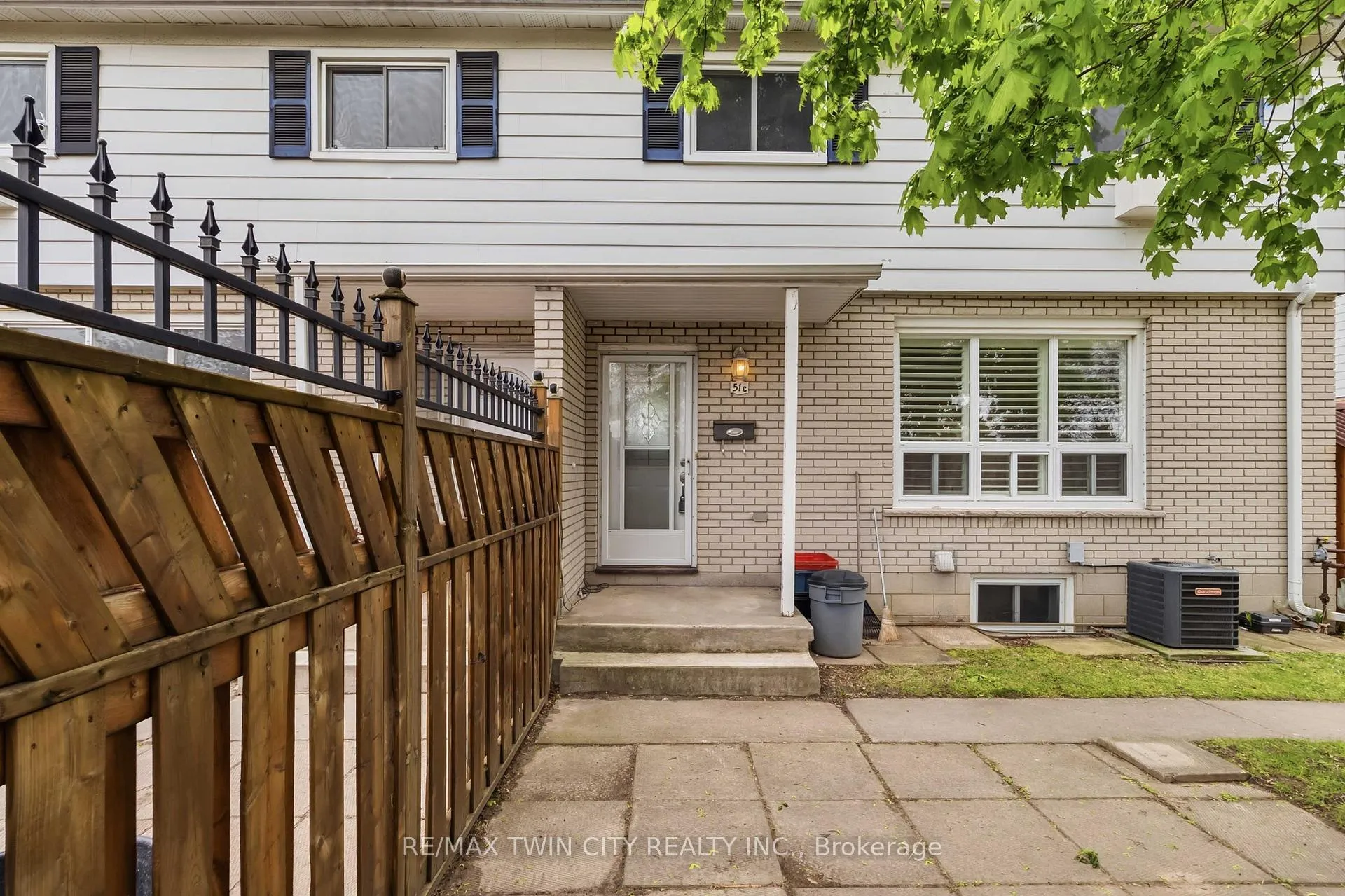 Photo 3 of Unit C, 51 Metcalfe Crescent, Brantford, North Park/Wood St. — HOMEH