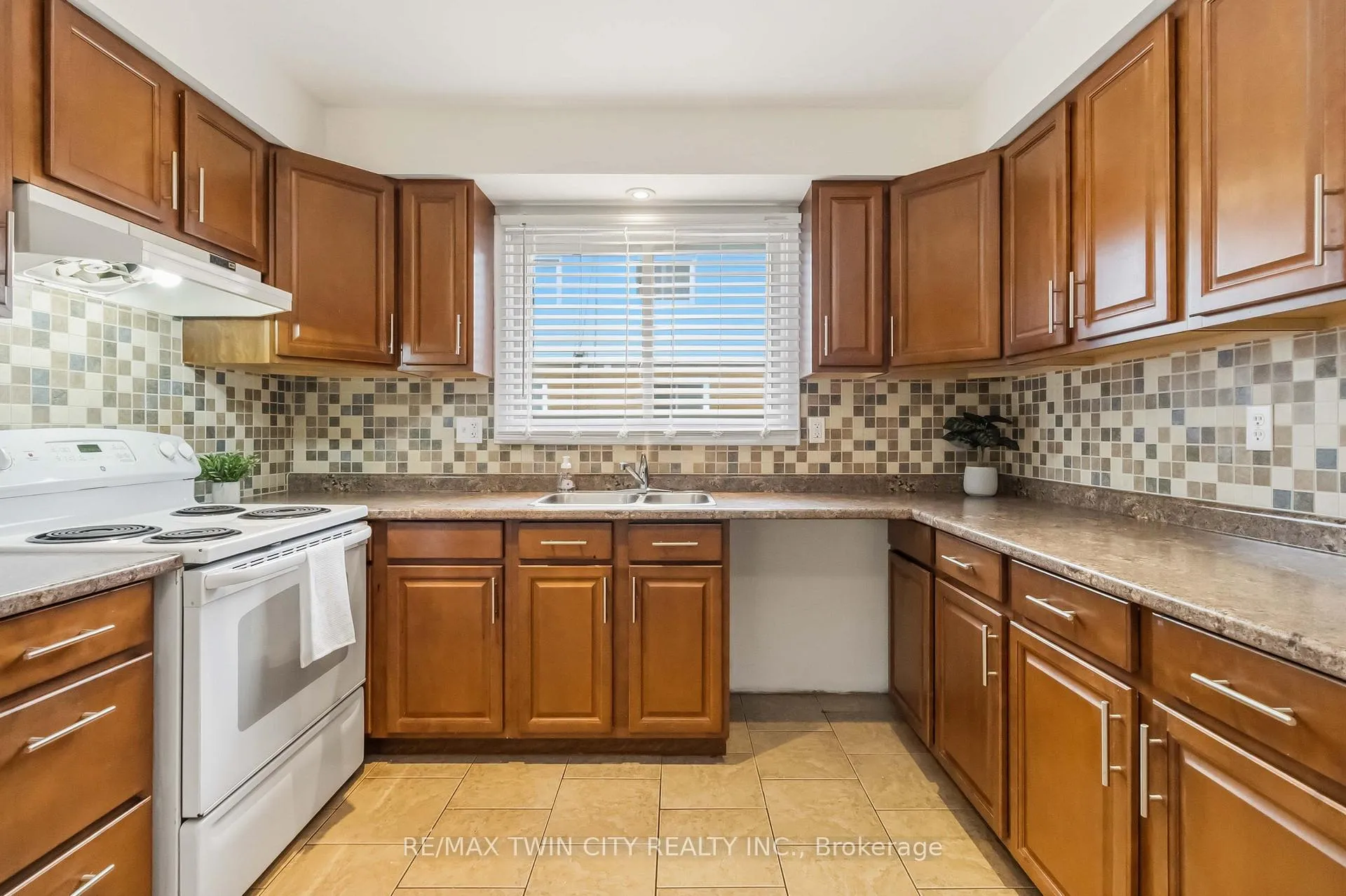 Photo 11 of Unit C, 51 Metcalfe Crescent, Brantford, North Park/Wood St. — HOMEH