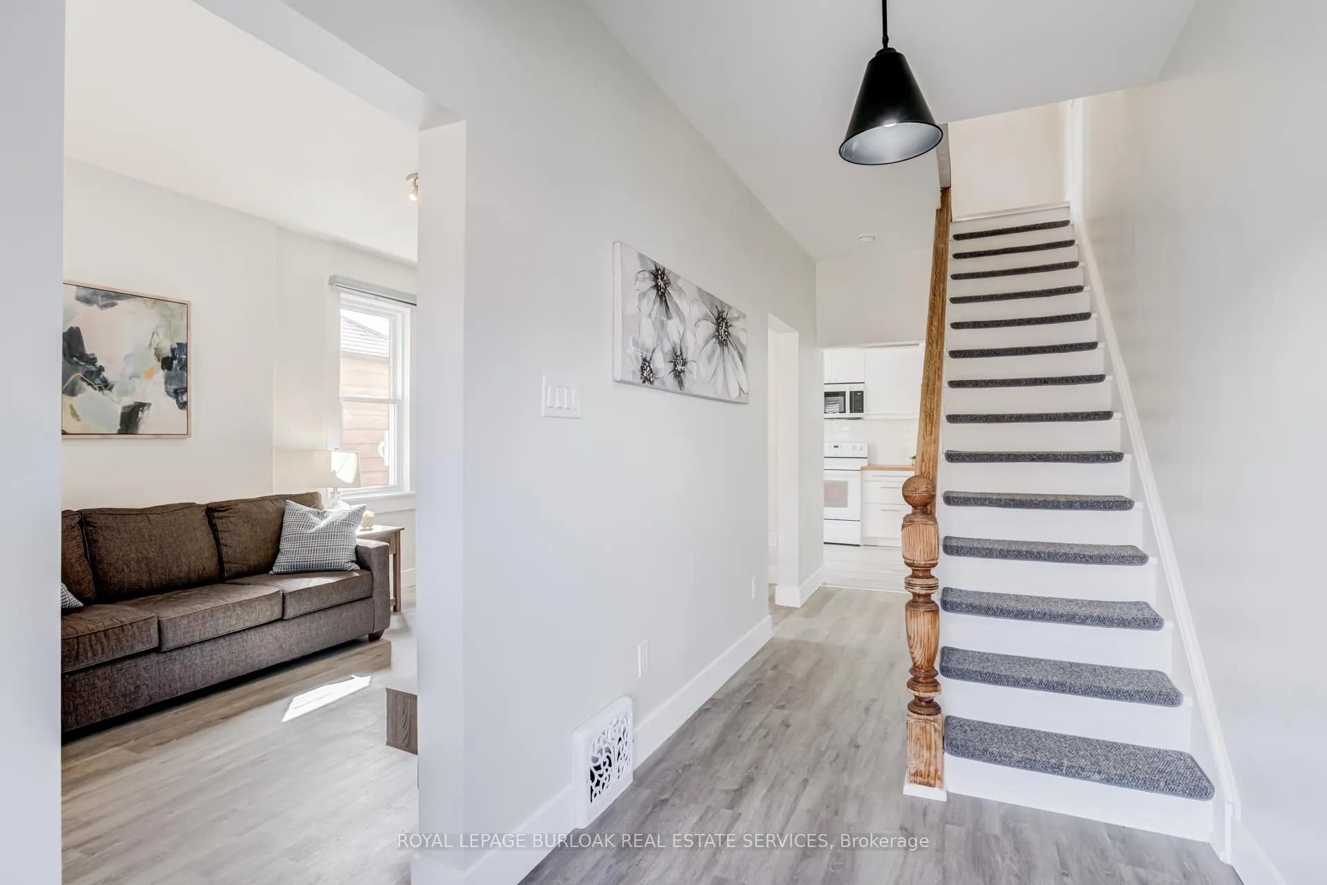 Photo 4 of 131 Park Row N, Hamilton, Crown Point — HOMEH