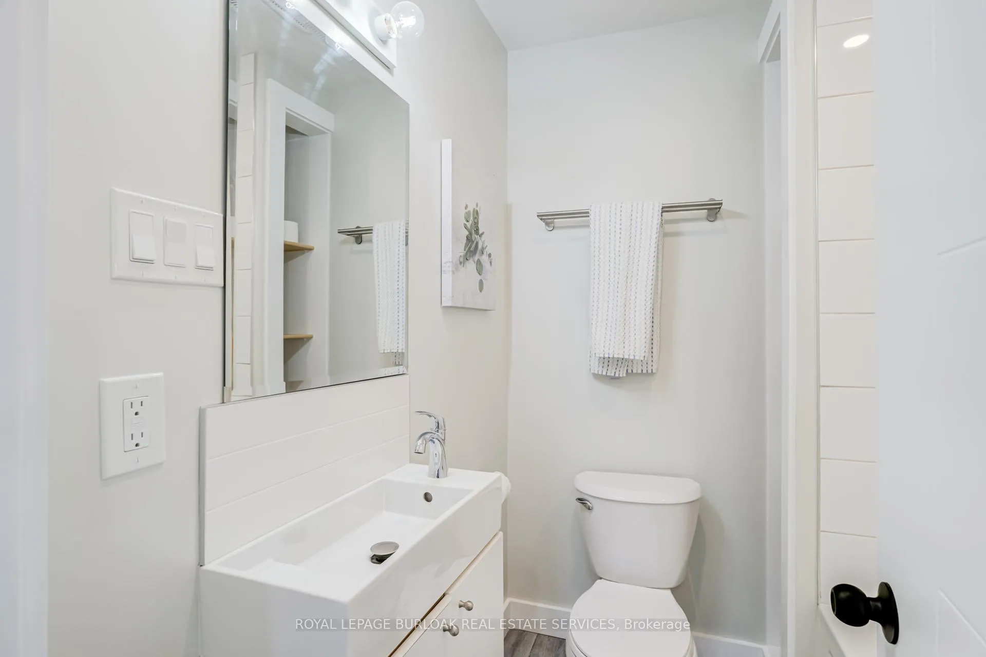 Photo 20 of 131 Park Row N, Hamilton, Crown Point — HOMEH