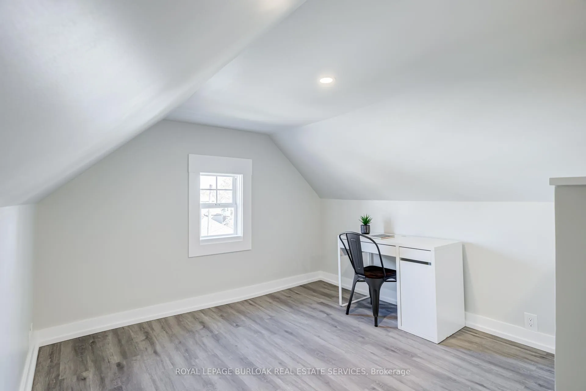 Photo 24 of 131 Park Row N, Hamilton, Crown Point — HOMEH