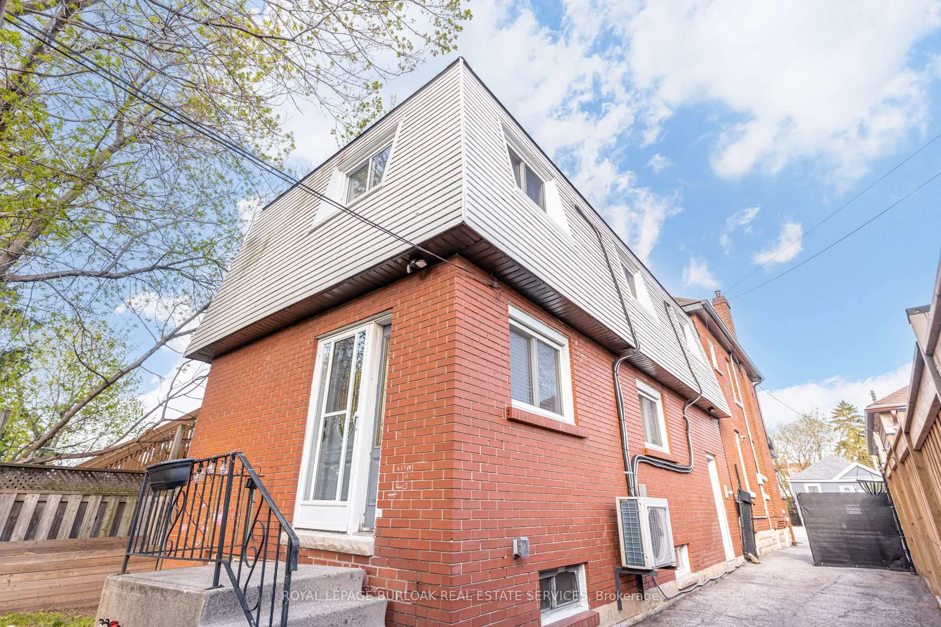 Photo 25 of 131 Park Row N, Hamilton, Crown Point — HOMEH