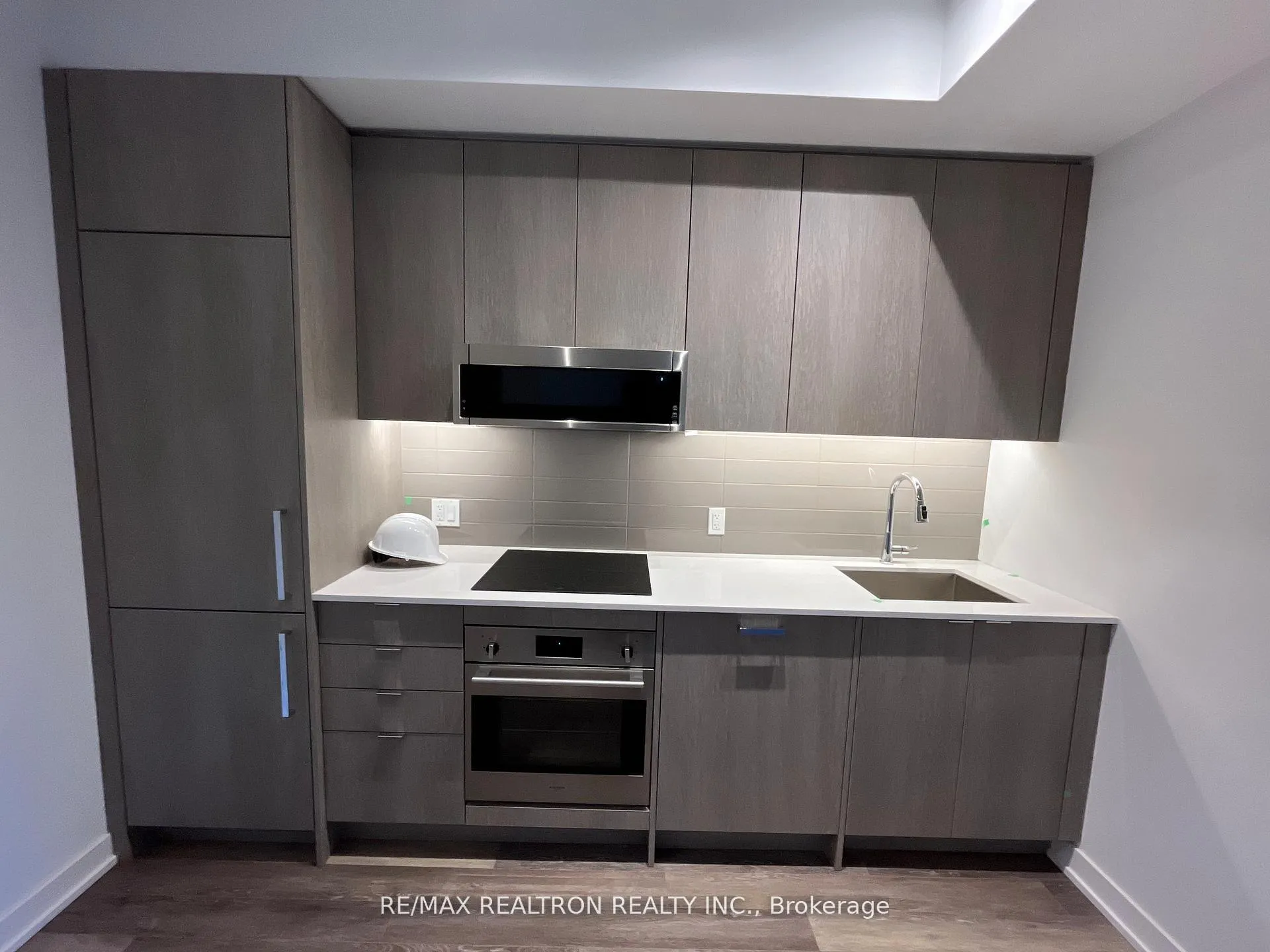 Front of Unit 401, 250 Lawrence Avenue W