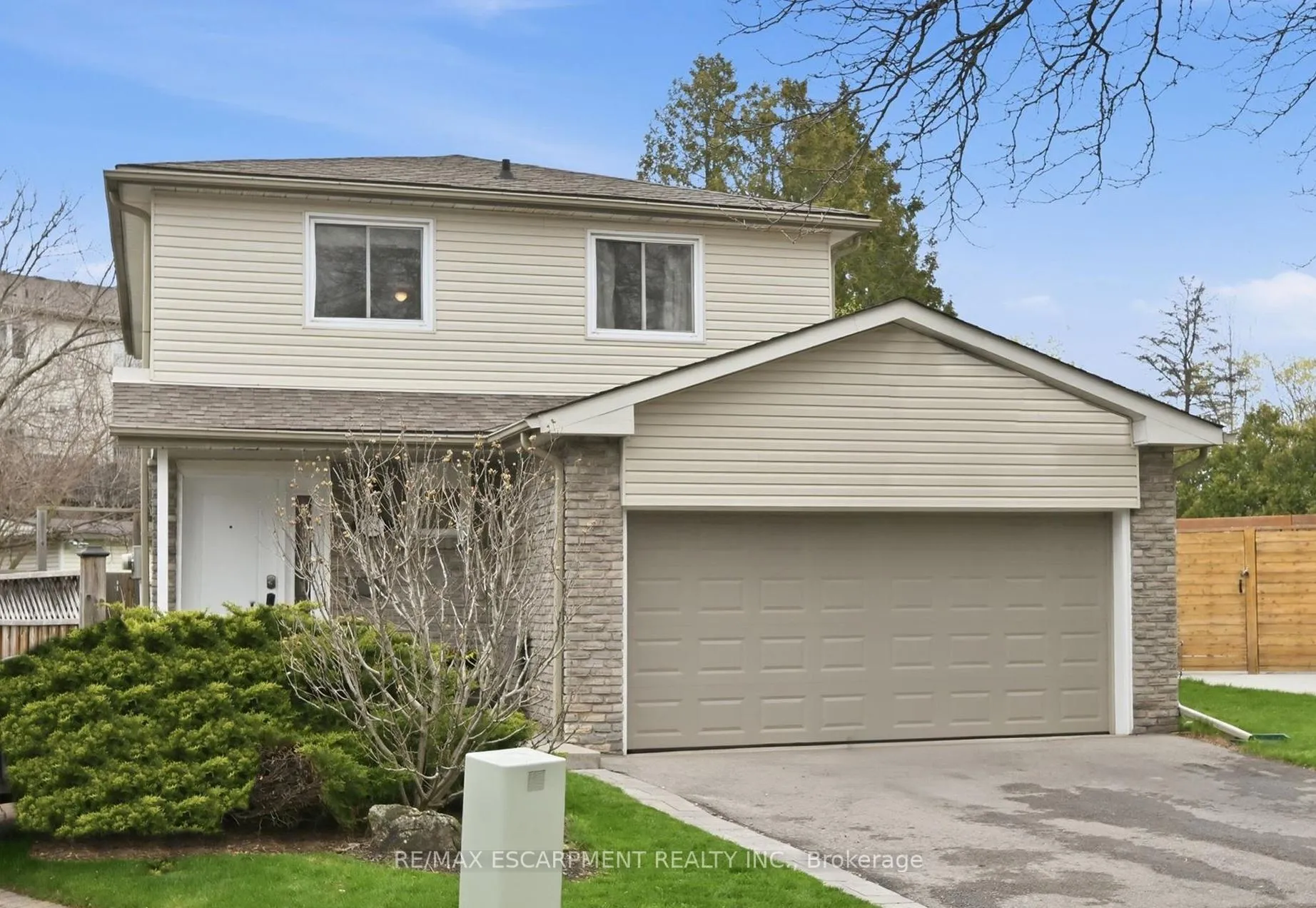 Front of 712 Auburn Crescent
