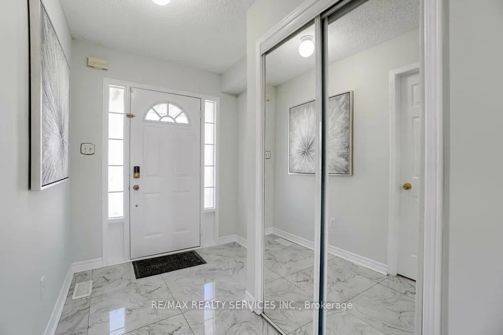 Photo 4 of 50 Oakmeadow Drive, Brampton, Fletcher's Meadow — HOMEH